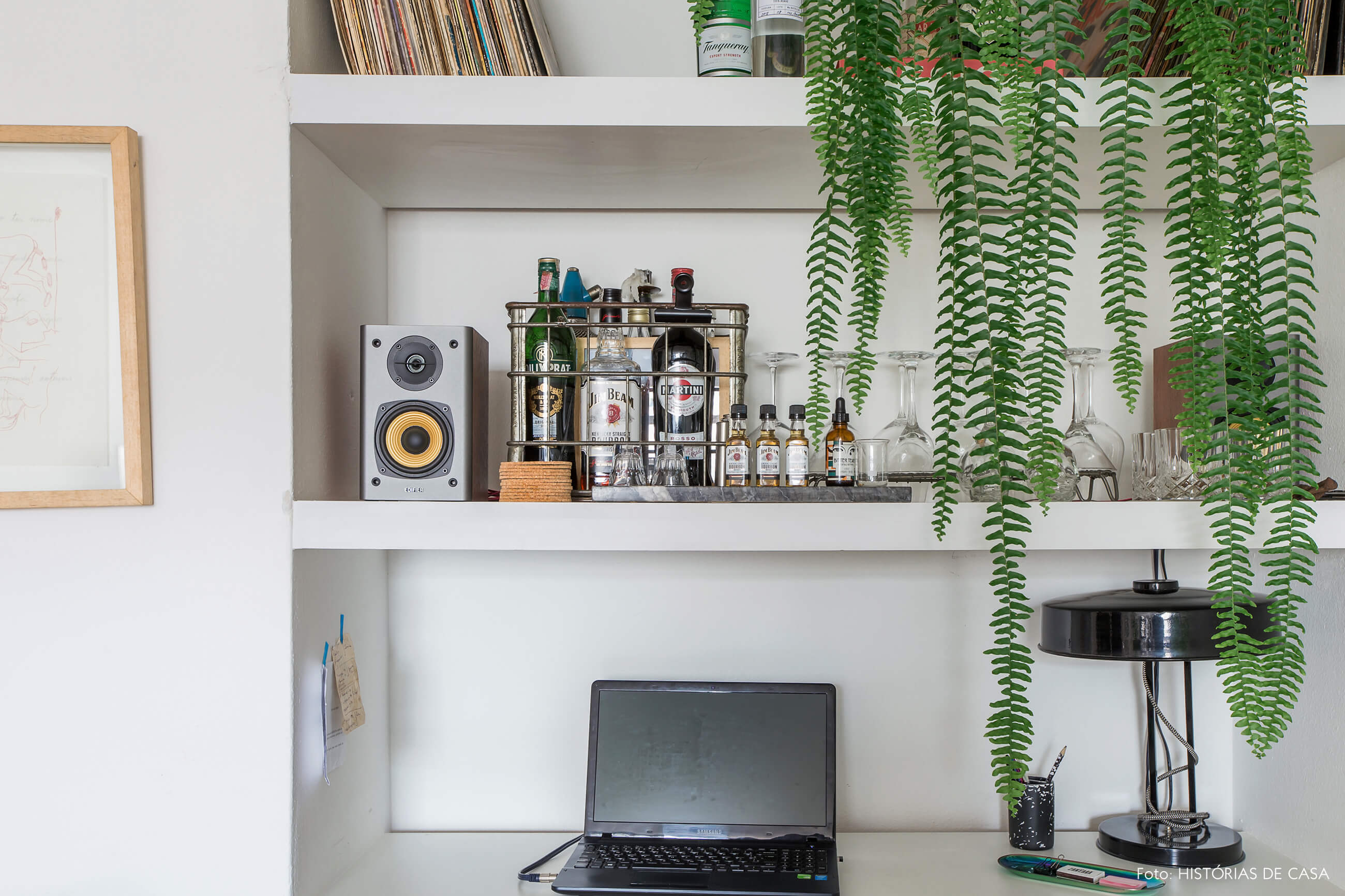 Sala com home office e muitas plantas, samambaia