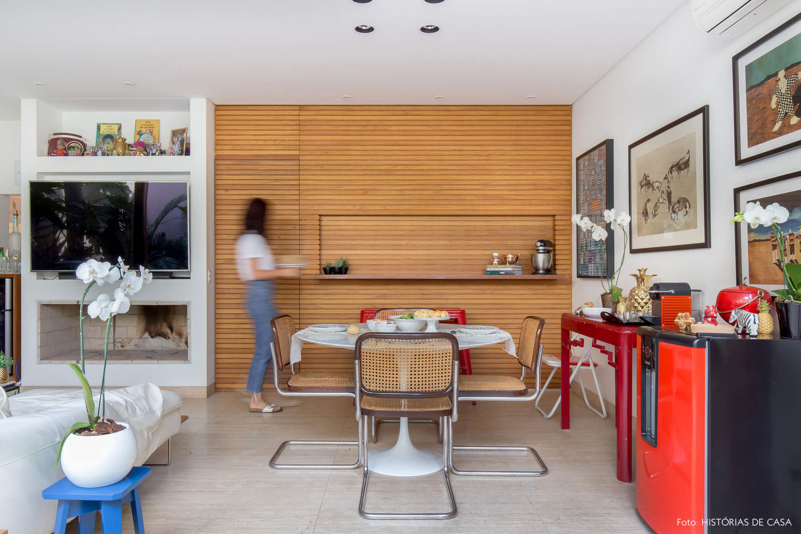 Sala de jantar com mesa Tulipa e cadeiras Cesca
