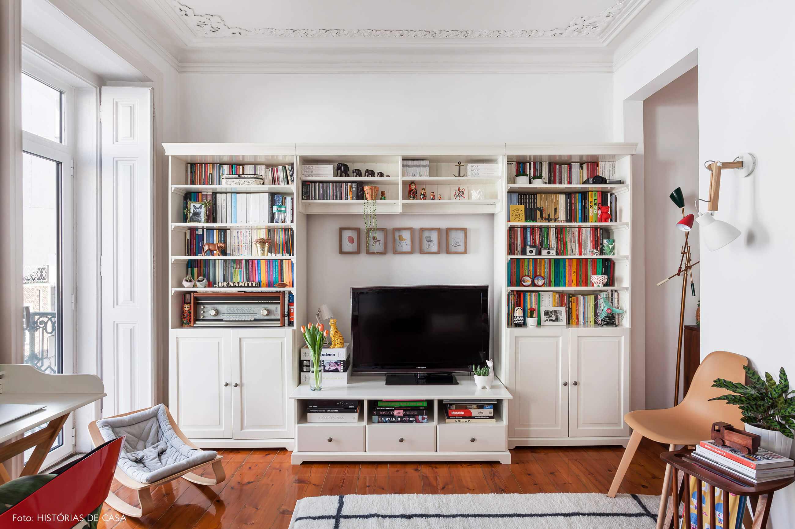 Apartamento em Portugal, sala com estantes ao redor da televisão