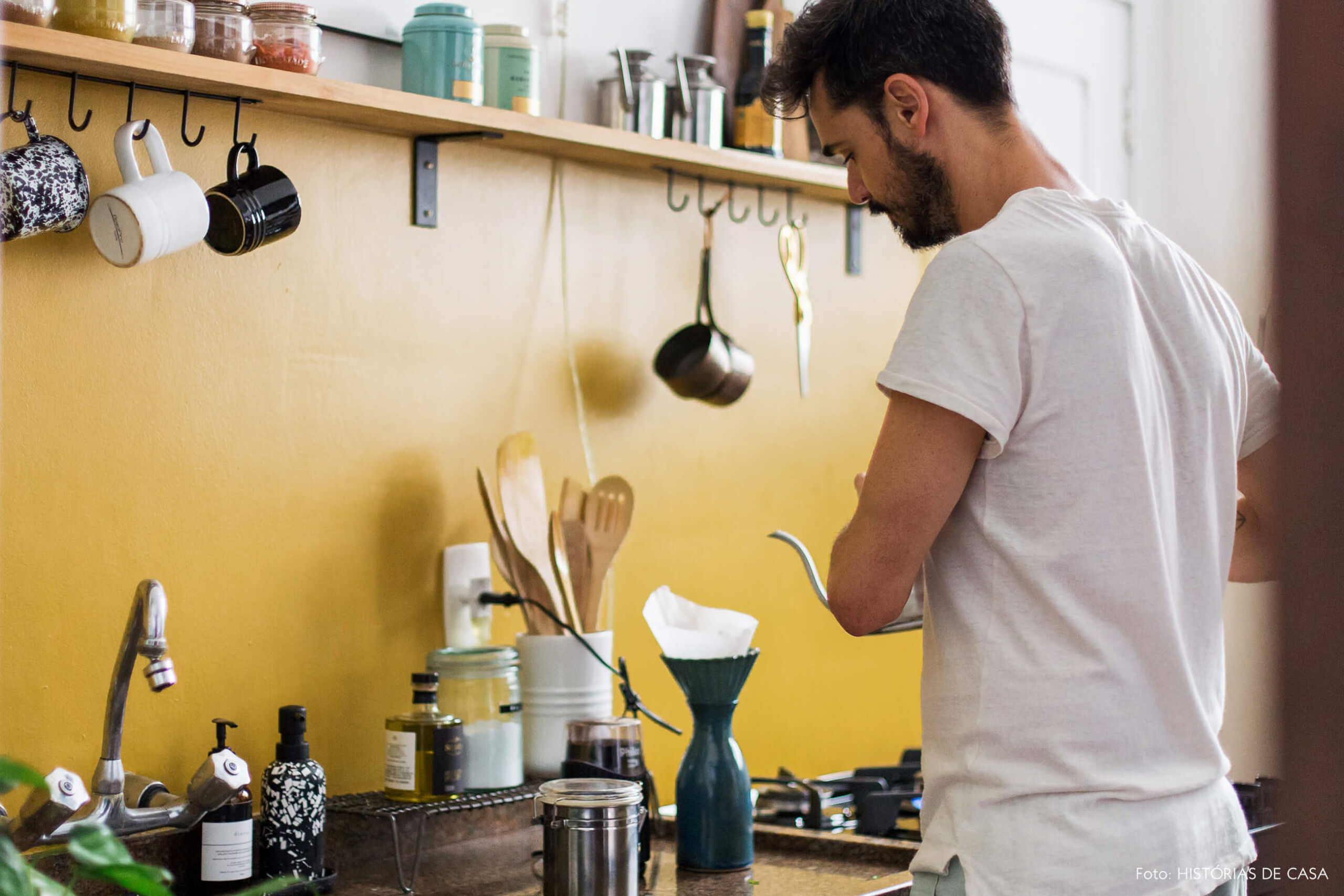Cozinha reformada com parede mostarda em apê alugado