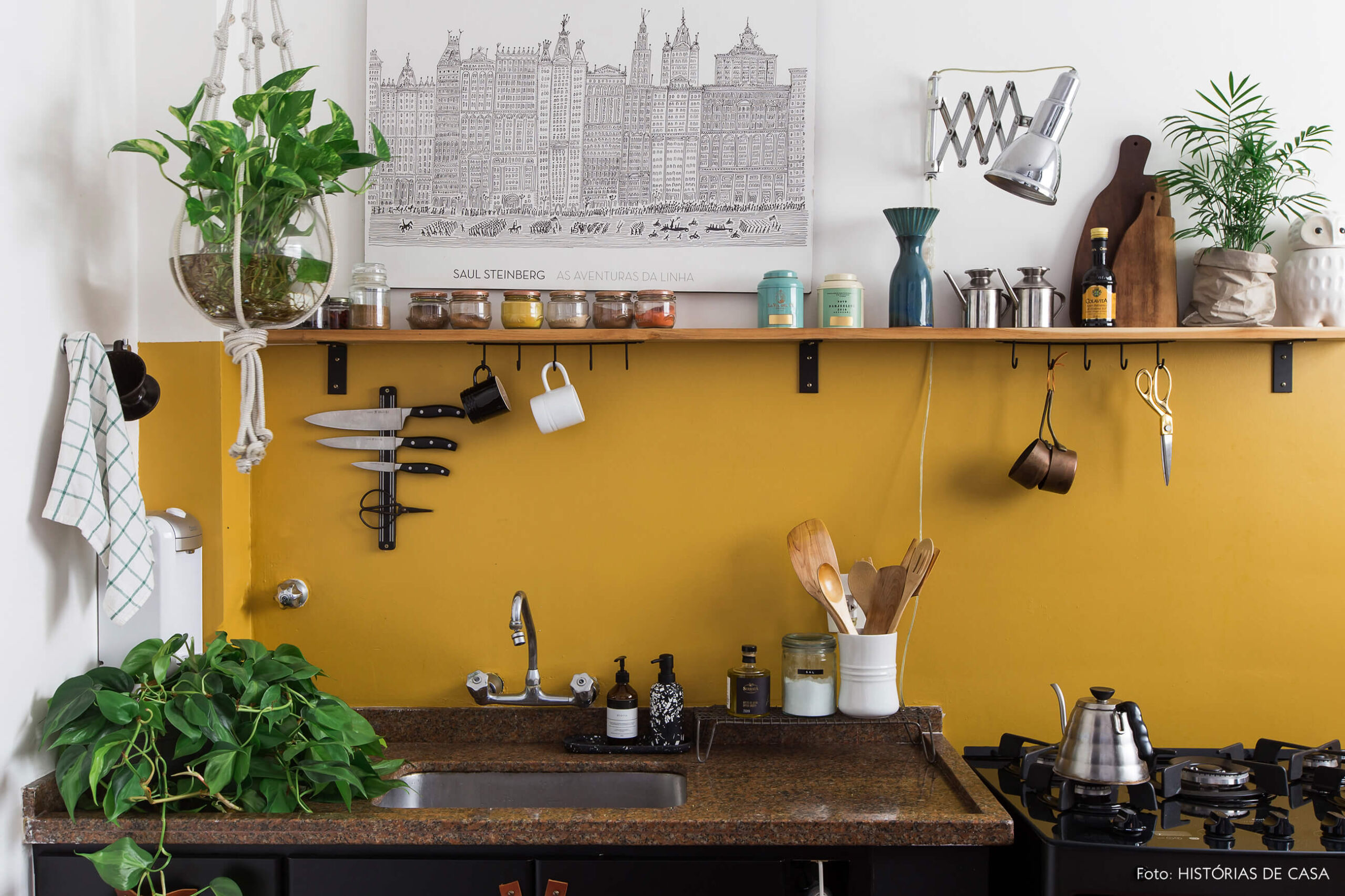 Cozinha reformada com parede mostarda em apê alugado