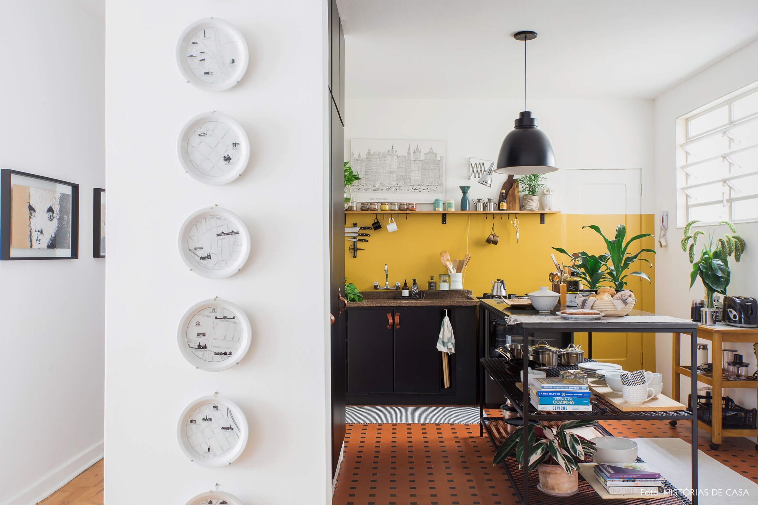 Apê alugado com cozinha de ar industrial e pratos de parede por Maurício Arruda