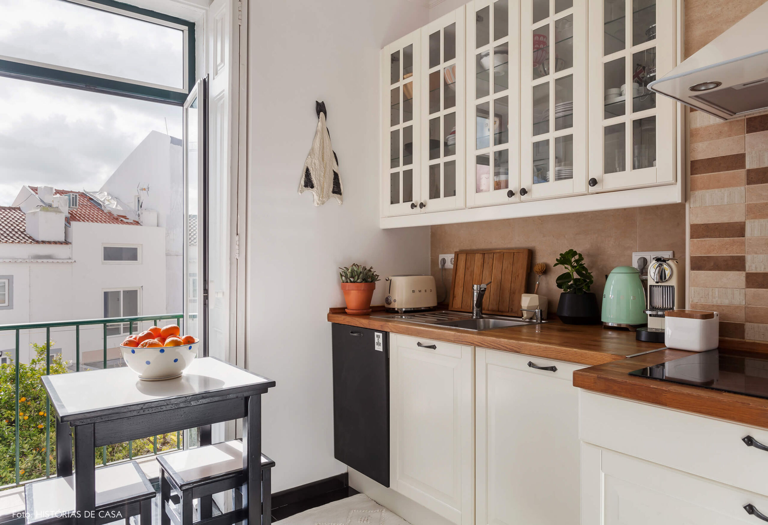 Cozinha com bancada de madeira e varanda