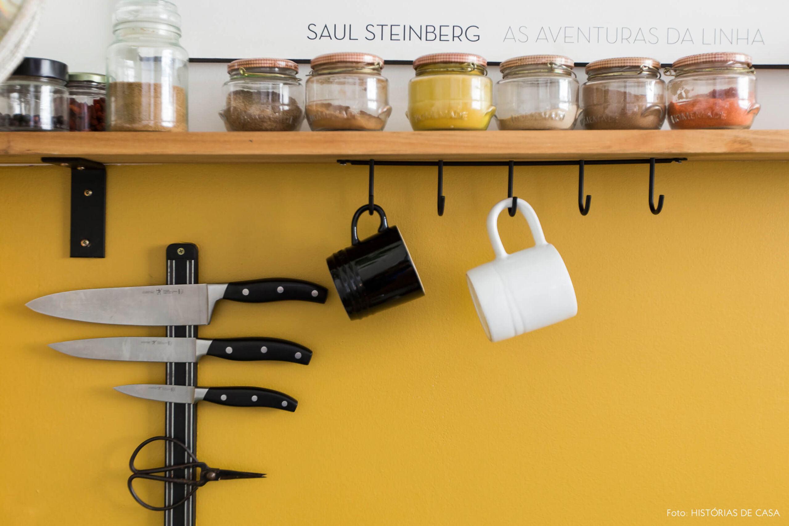 Apê alugado com cozinha de ar industrial, suporte de facas na parede