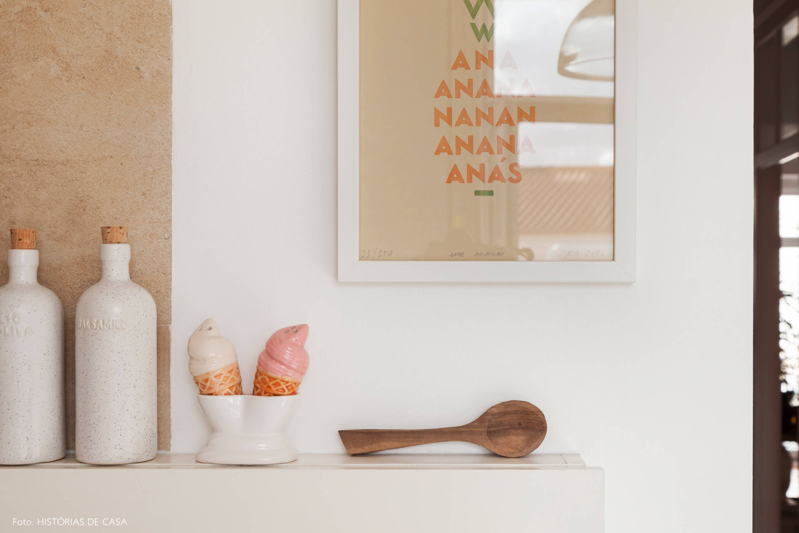 Cozinha com bancada de madeira e detalhes charmosos