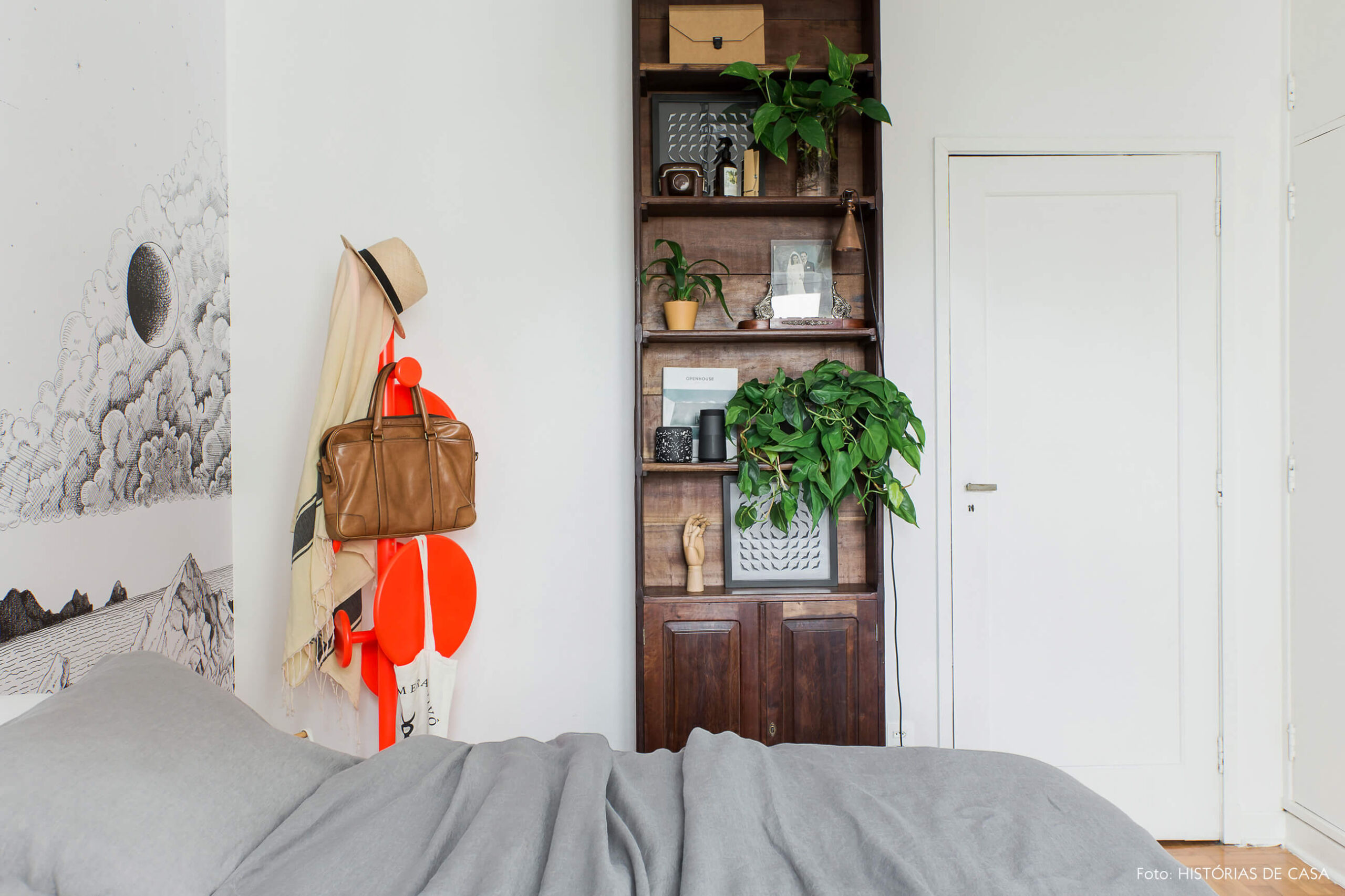 Quarto com estante vintage, plantas e cabideiro colorido