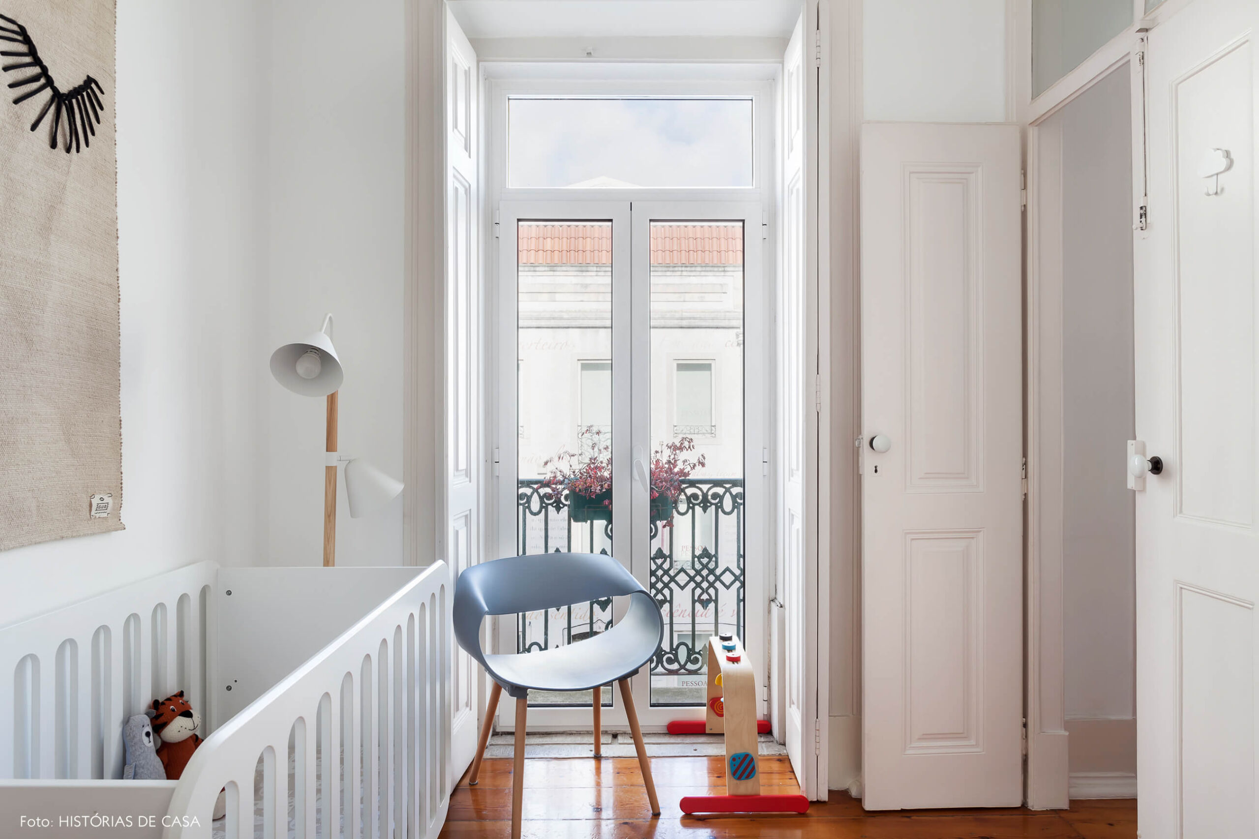Quarto de bebê em um apartamento em Portugal