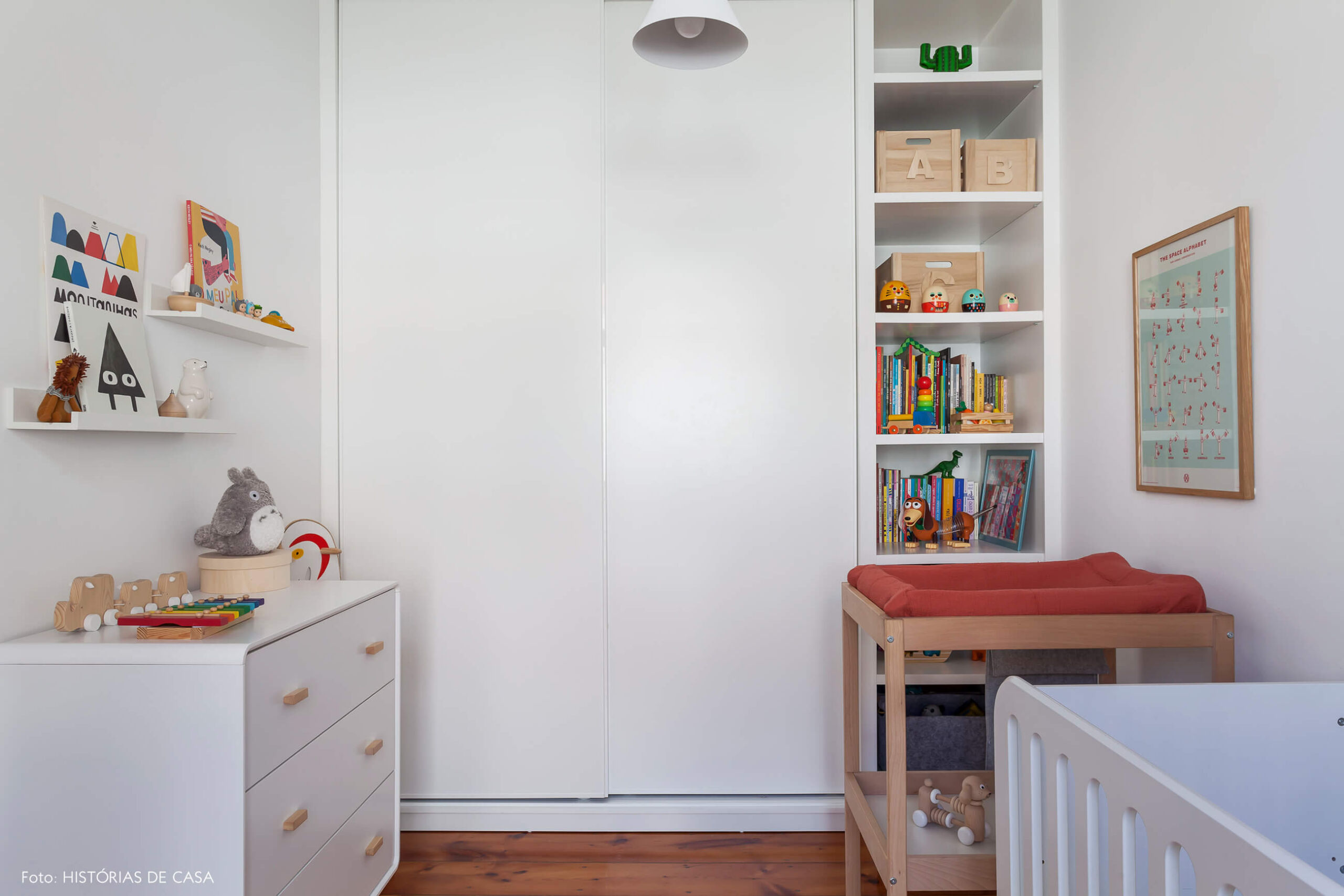 Quarto de bebê com móveis brancos e neutros