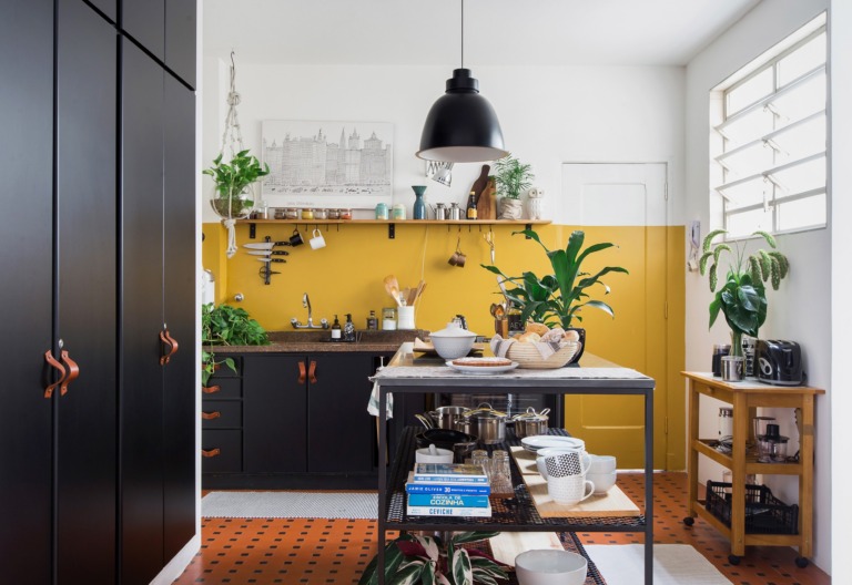 Cozinha reformada com parede mostarda em apê alugado