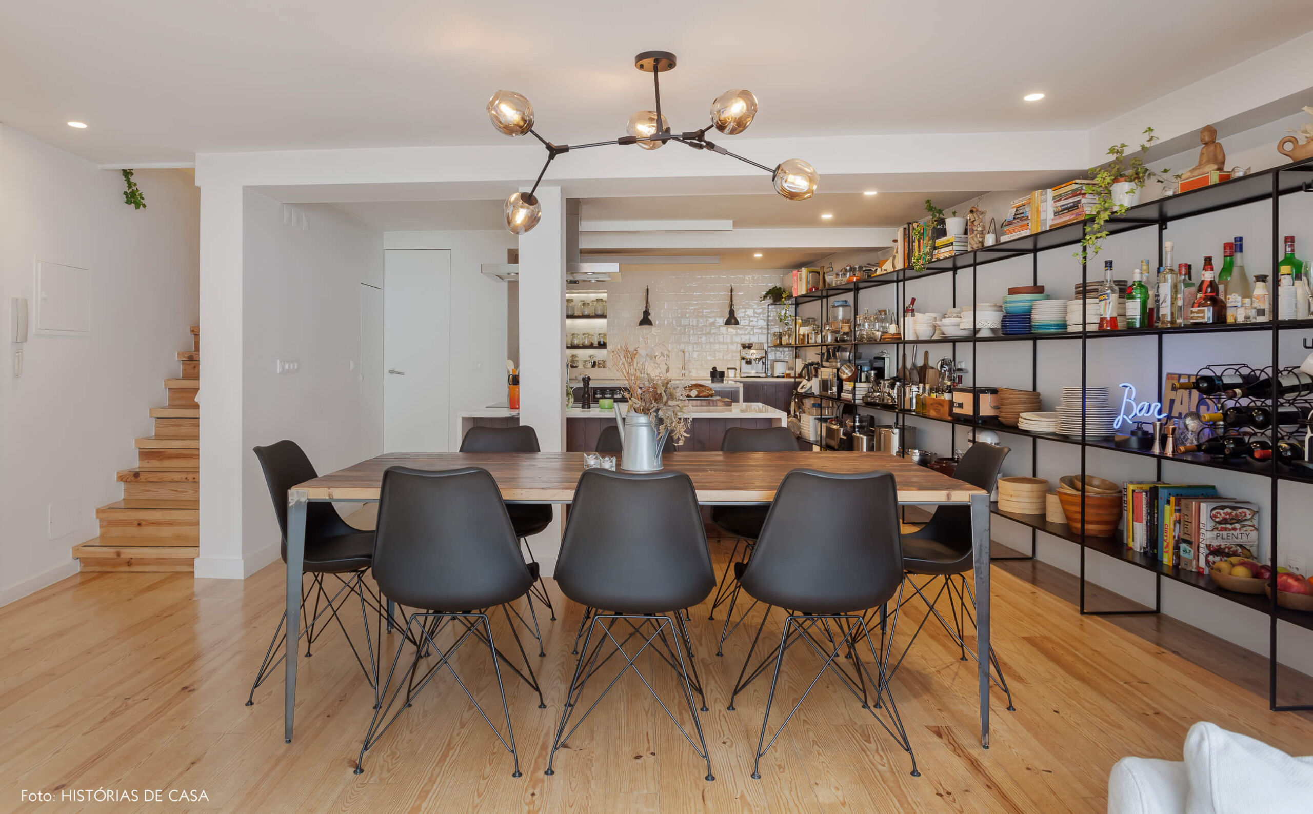 Apartamento em Lisboa com cozinha integrada e estante de estilo industrial