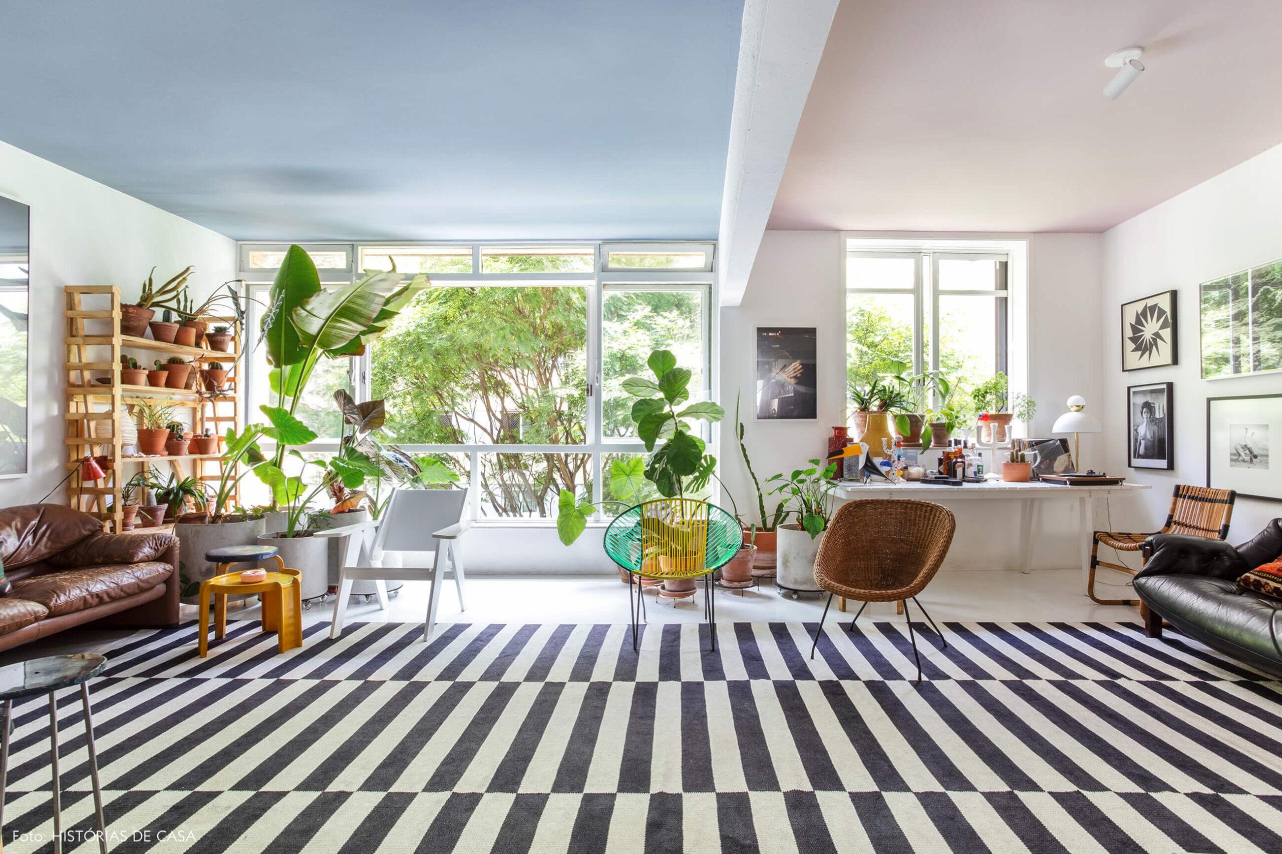 Apartamento do Maurício Arruda, sala integrada com teto colorido