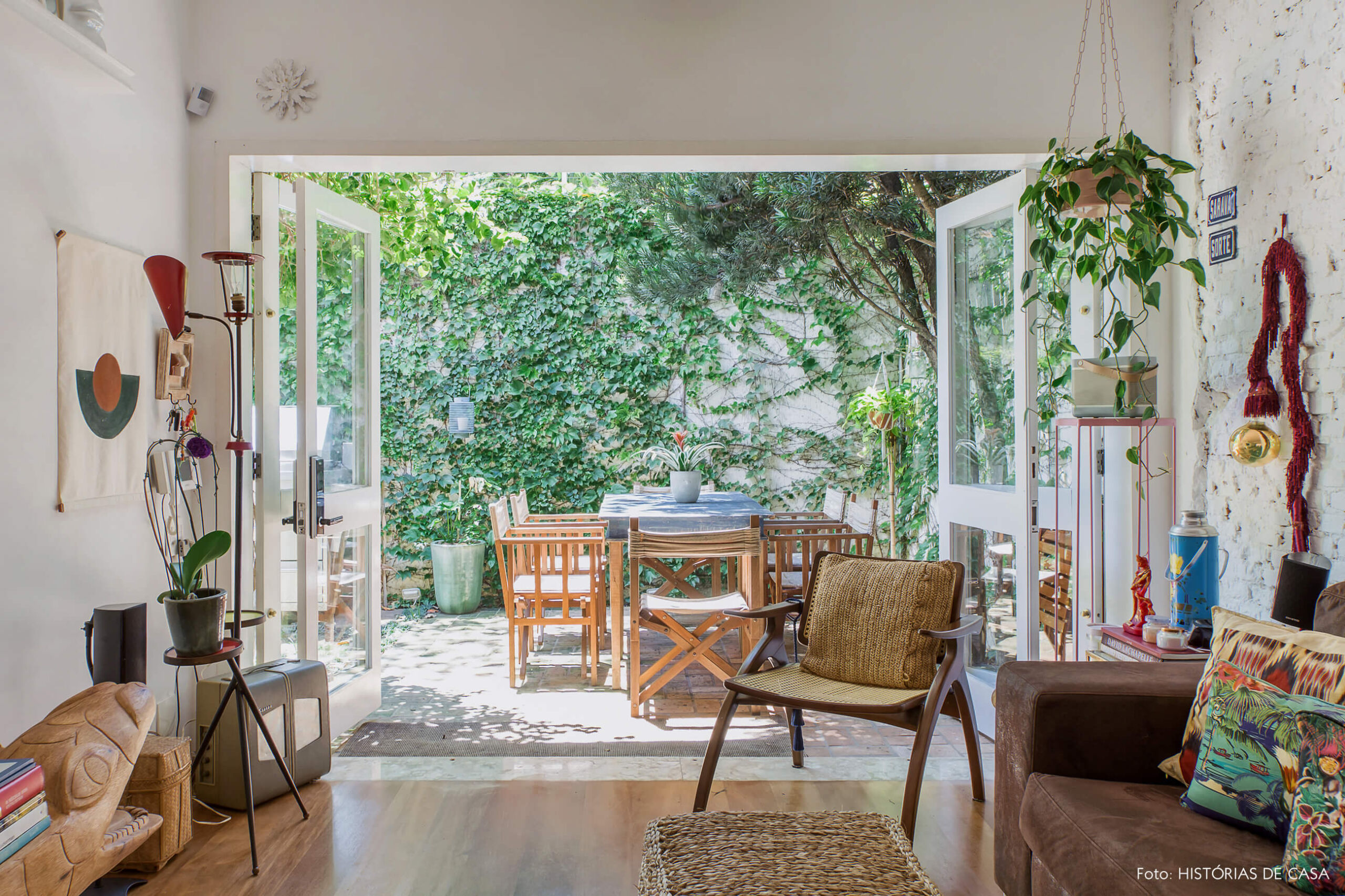 Casa com decoração eclética, plantas e texturas naturais