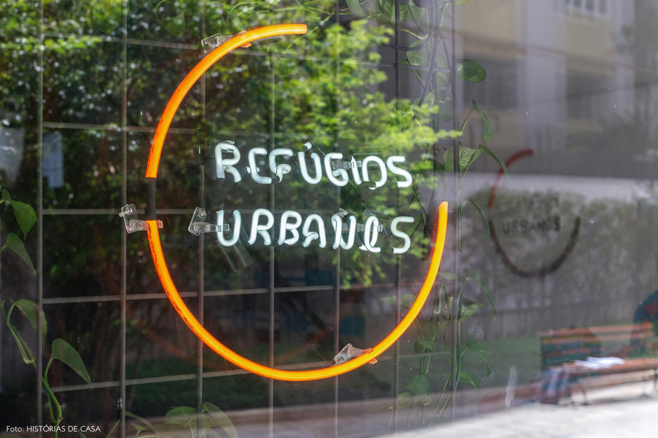 Novo escritório da imobiliária Refúgios Urbanos, luminária neon