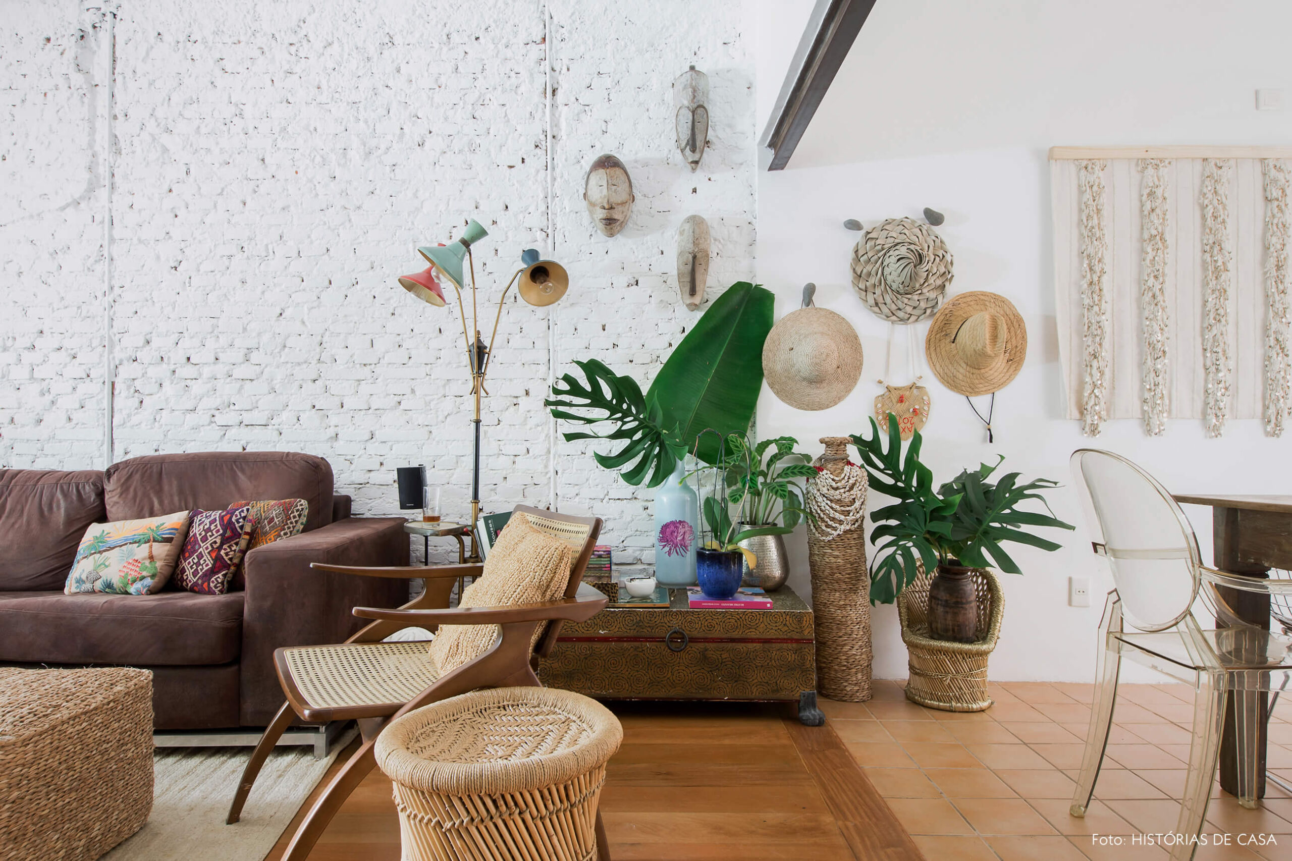 Casa com decoração eclética, plantas e texturas naturais