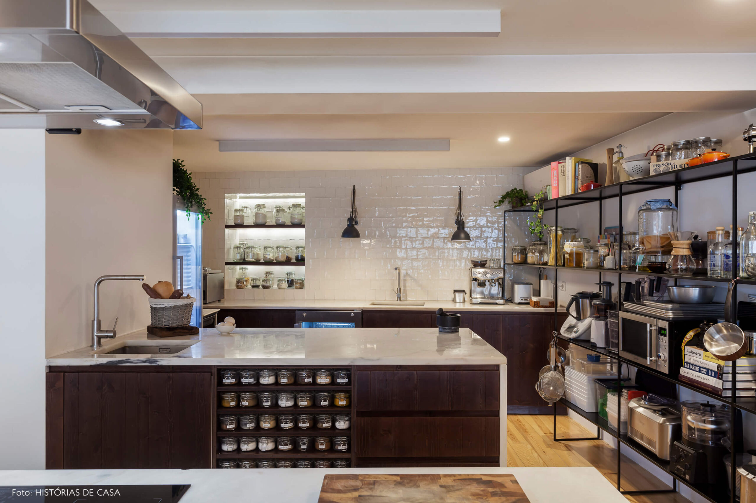 Apartamento em Lisboa com cozinha integrada e estante de estilo industrial