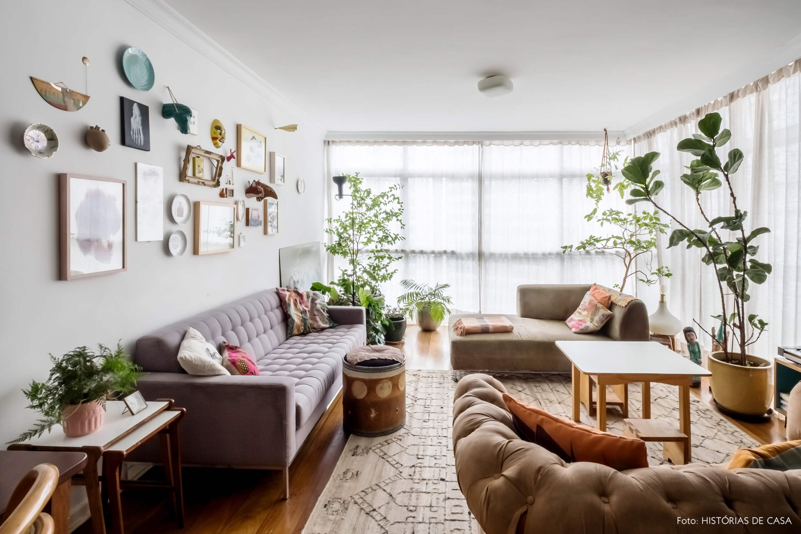 Apartamento com sala integrada e janelas do piso ao teto