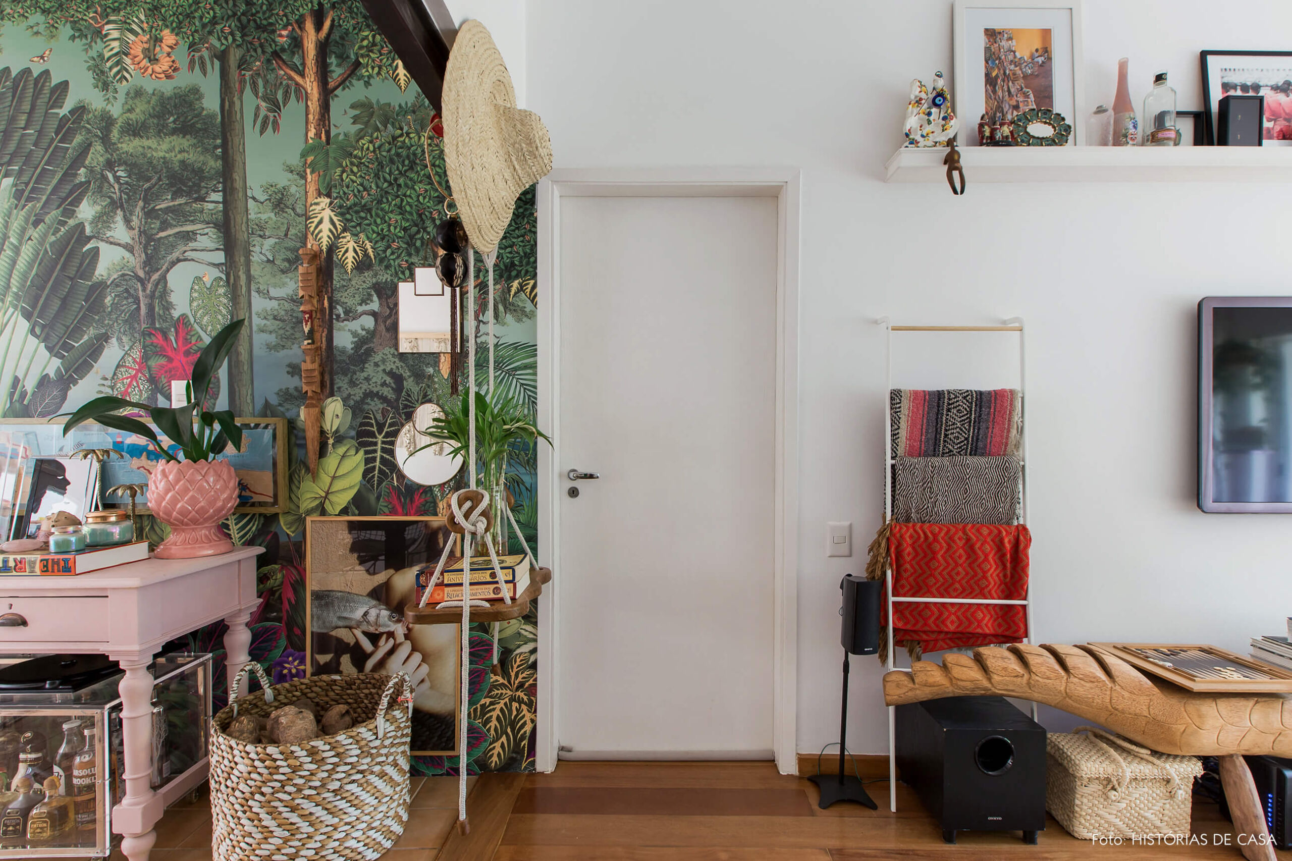 Casa com decoração eclética, papel de parede de folhagem