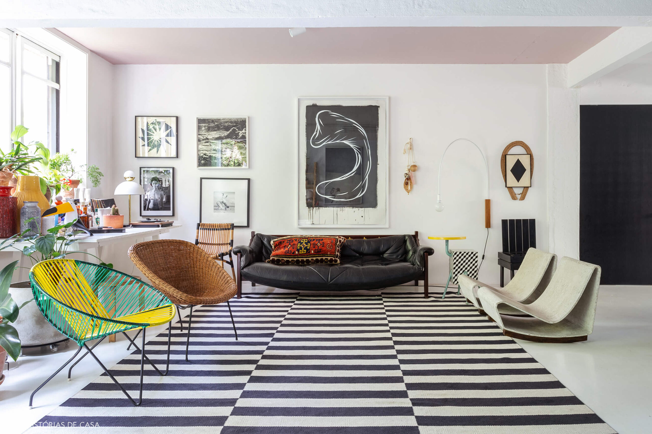 Apartamento do Maurício Arruda, sala integrada com teto rosa