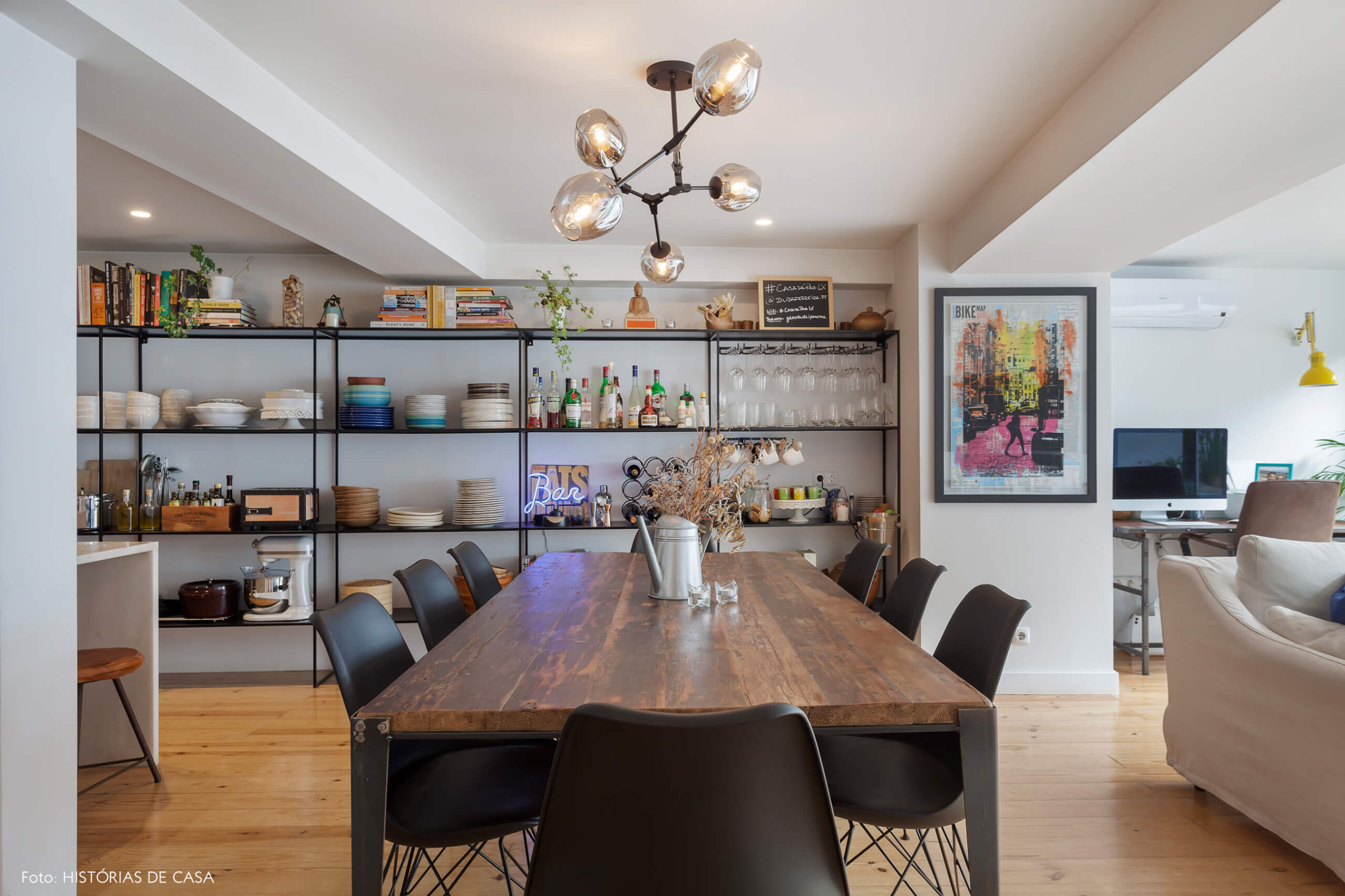 Apartamento em Lisboa com cozinha integrada e estante de estilo industrial