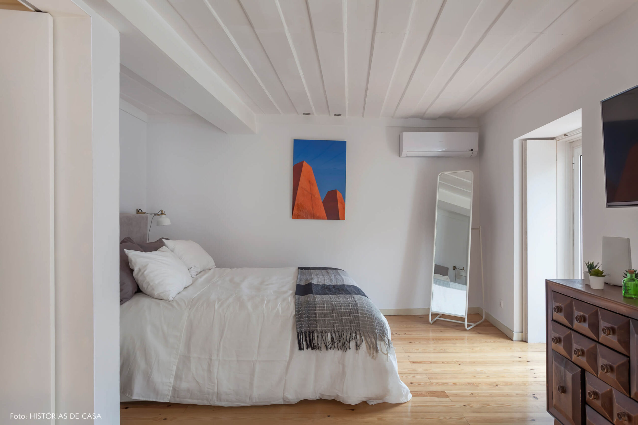Apartamento em Lisboa com quarto branco e detalhe no teto