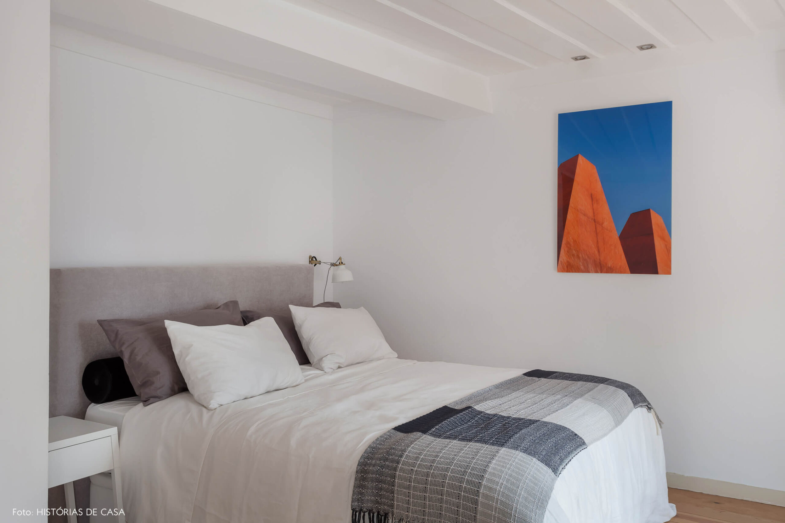 Apartamento em Lisboa com quarto branco e detalhe no teto
