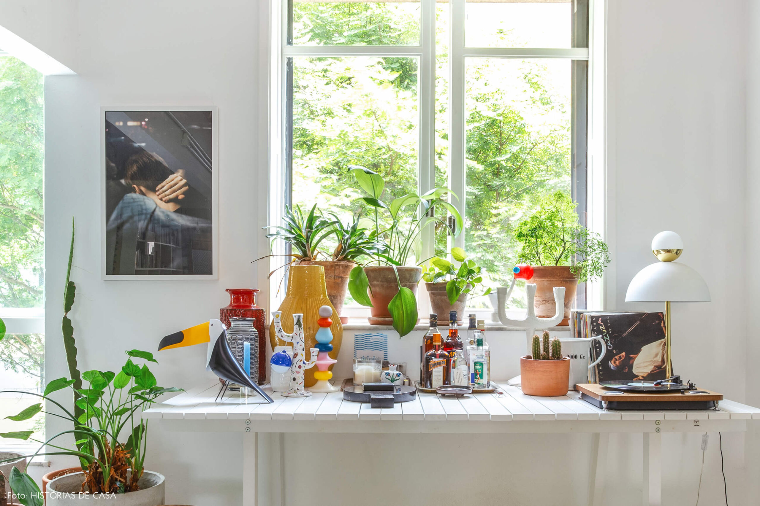 Apartamento do Maurício Arruda, sala com mesa servindo como bar