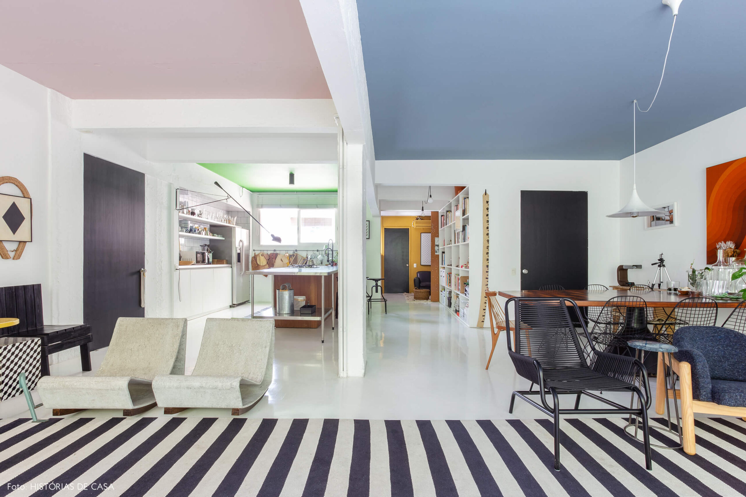 Apartamento do Maurício Arruda, sala com tetos coloridos e cozinha integrada