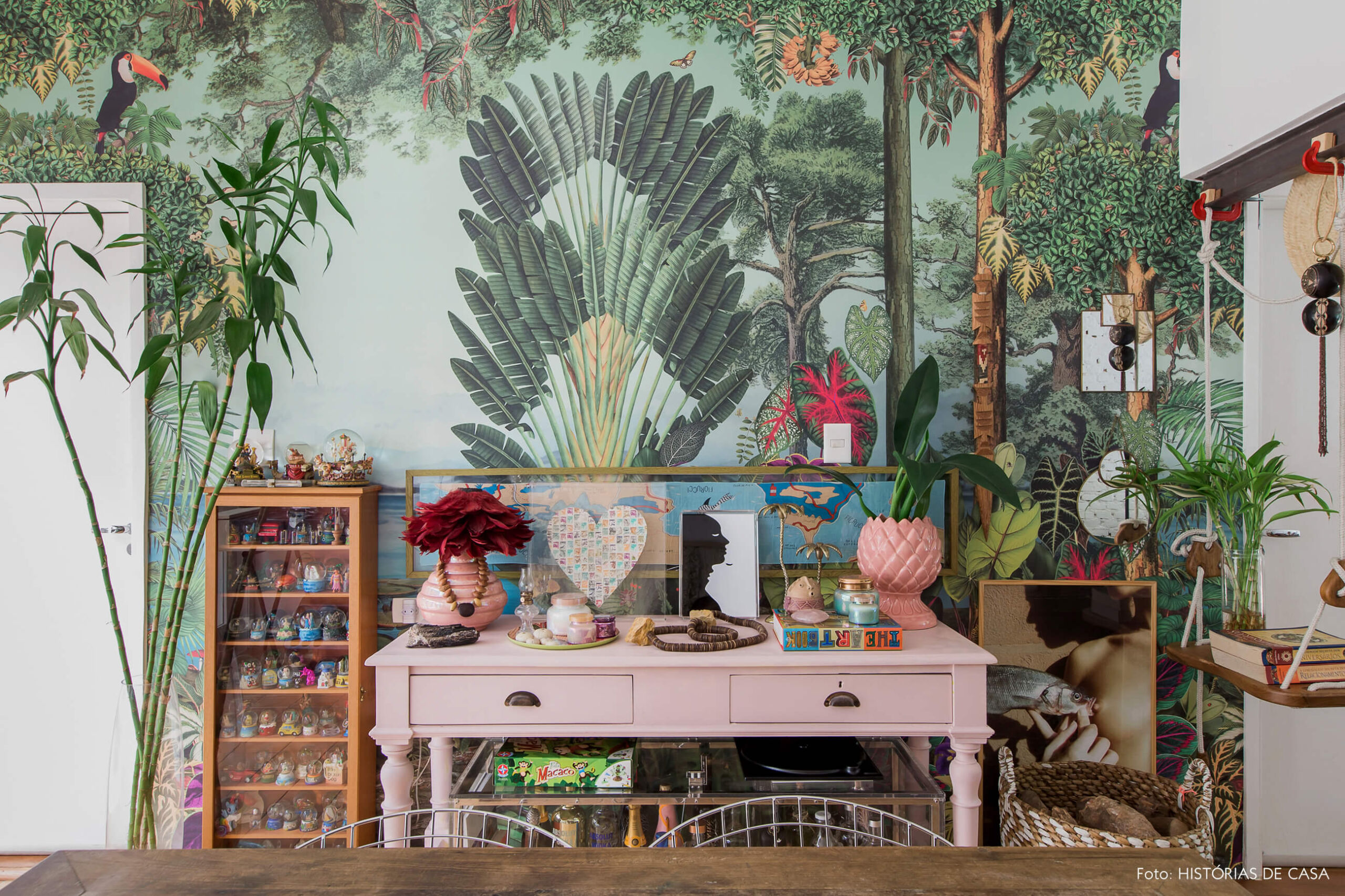 Casa com decoração eclética, papel de parede floresta by Adriana Barra