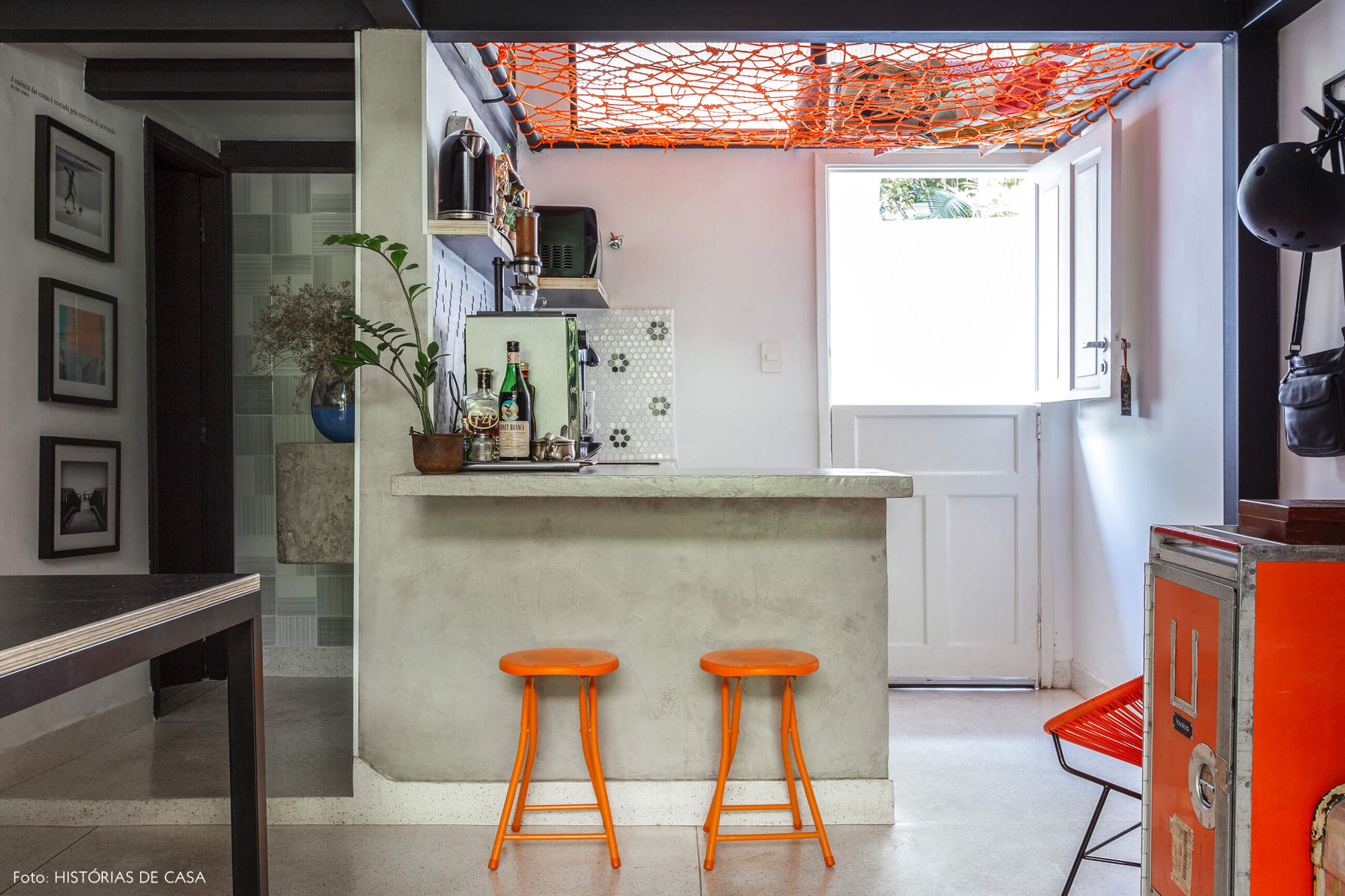 Escritório com área de copa e decoração colorida