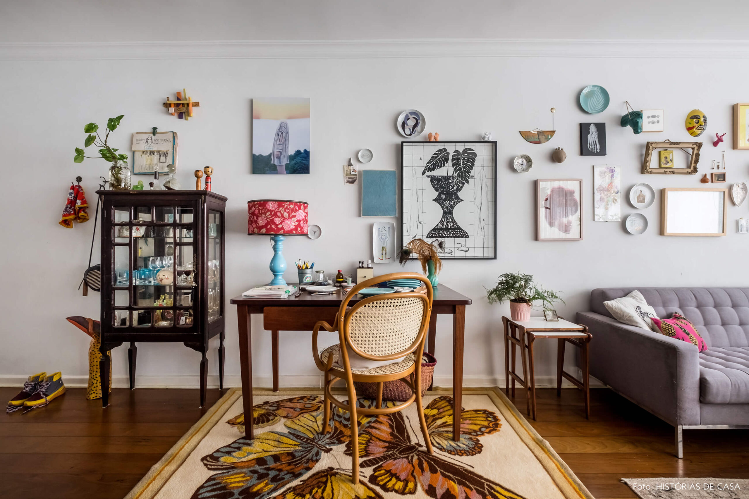 Sala com home office e ateliê, mesa de madeira com cadeira Thonet