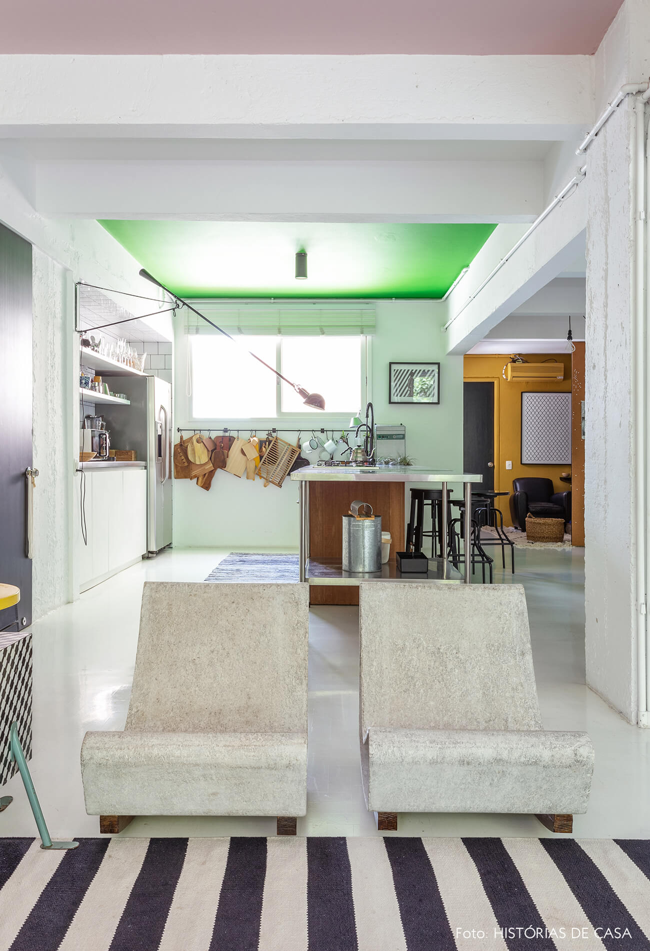 Apartamento do Maurício Arruda, sala com cozinha integrada e poltronas de concreto