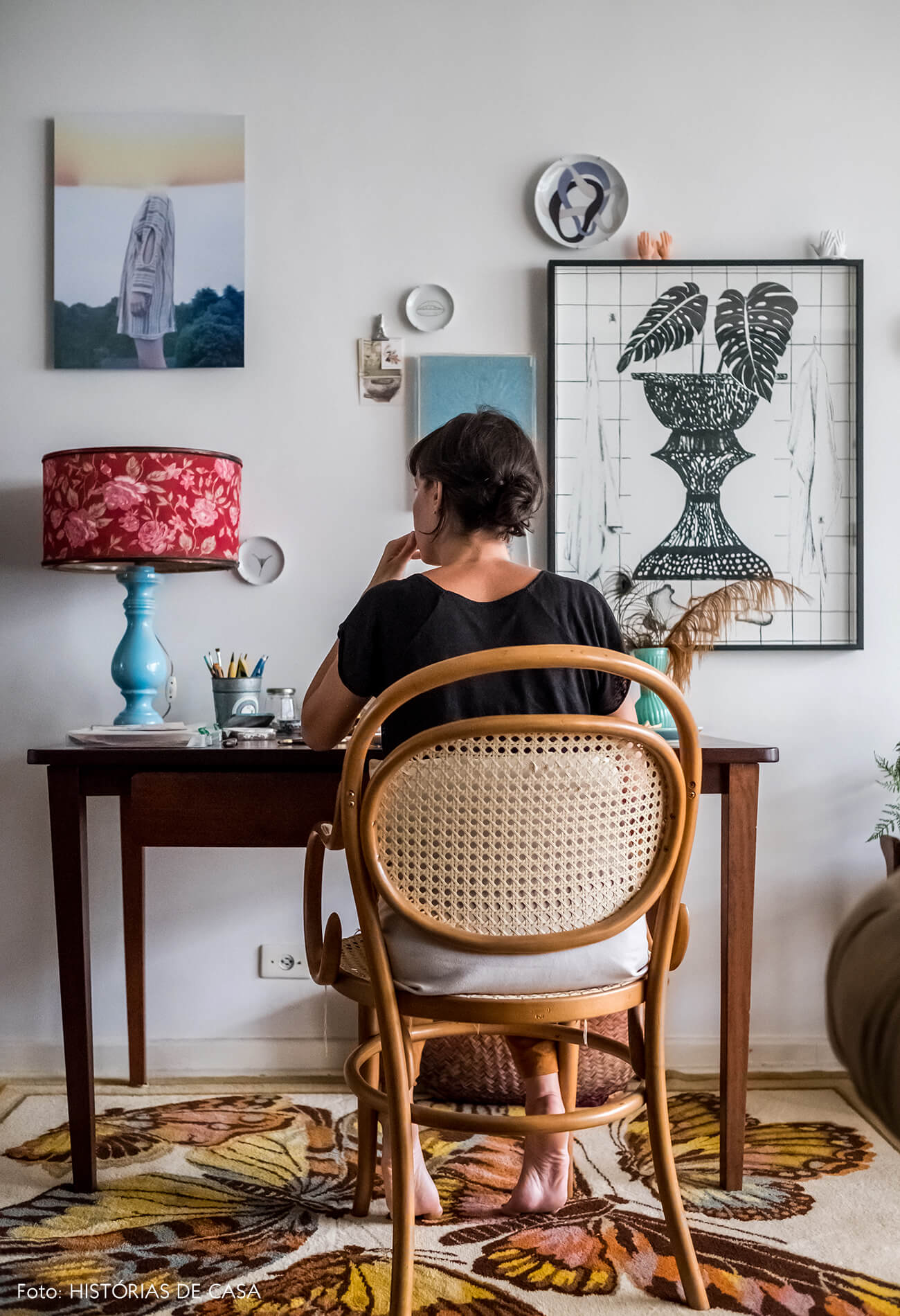 Sala com home office e ateliê, mesa de madeira com cadeira Thonet