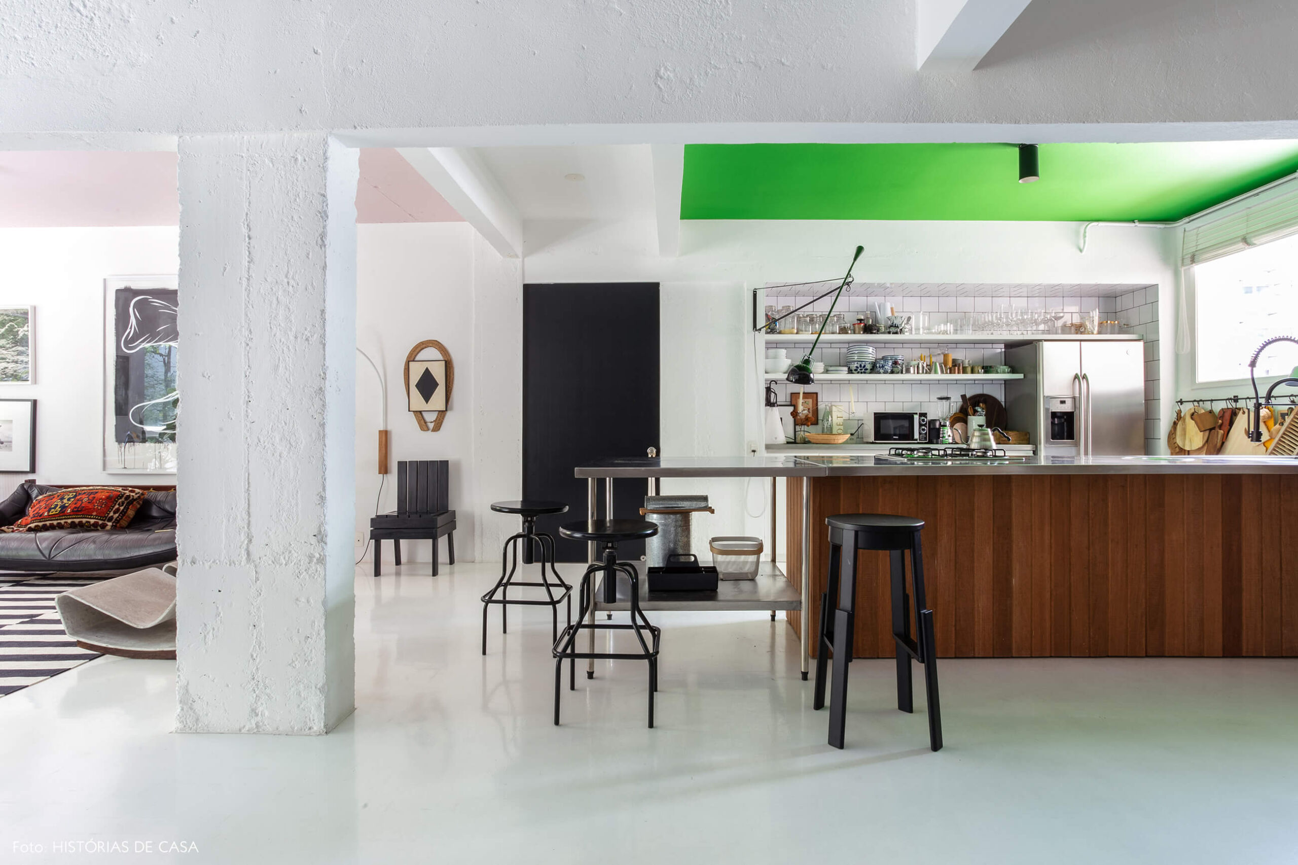 Apartamento do Maurício Arruda, cozinha com piso branco e teto pintado de verde