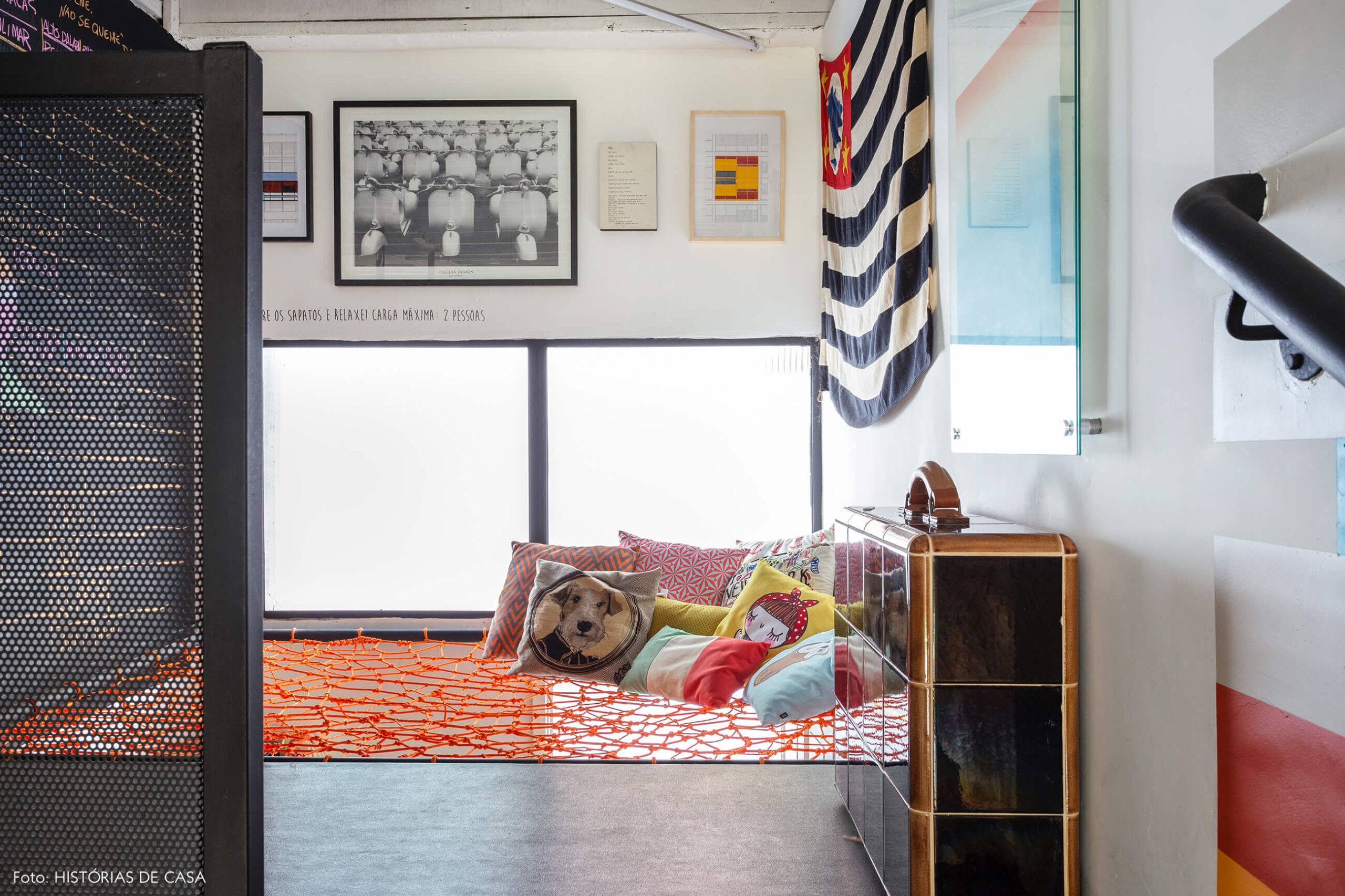 Escritório com rede suspensa de descanso para funcionários