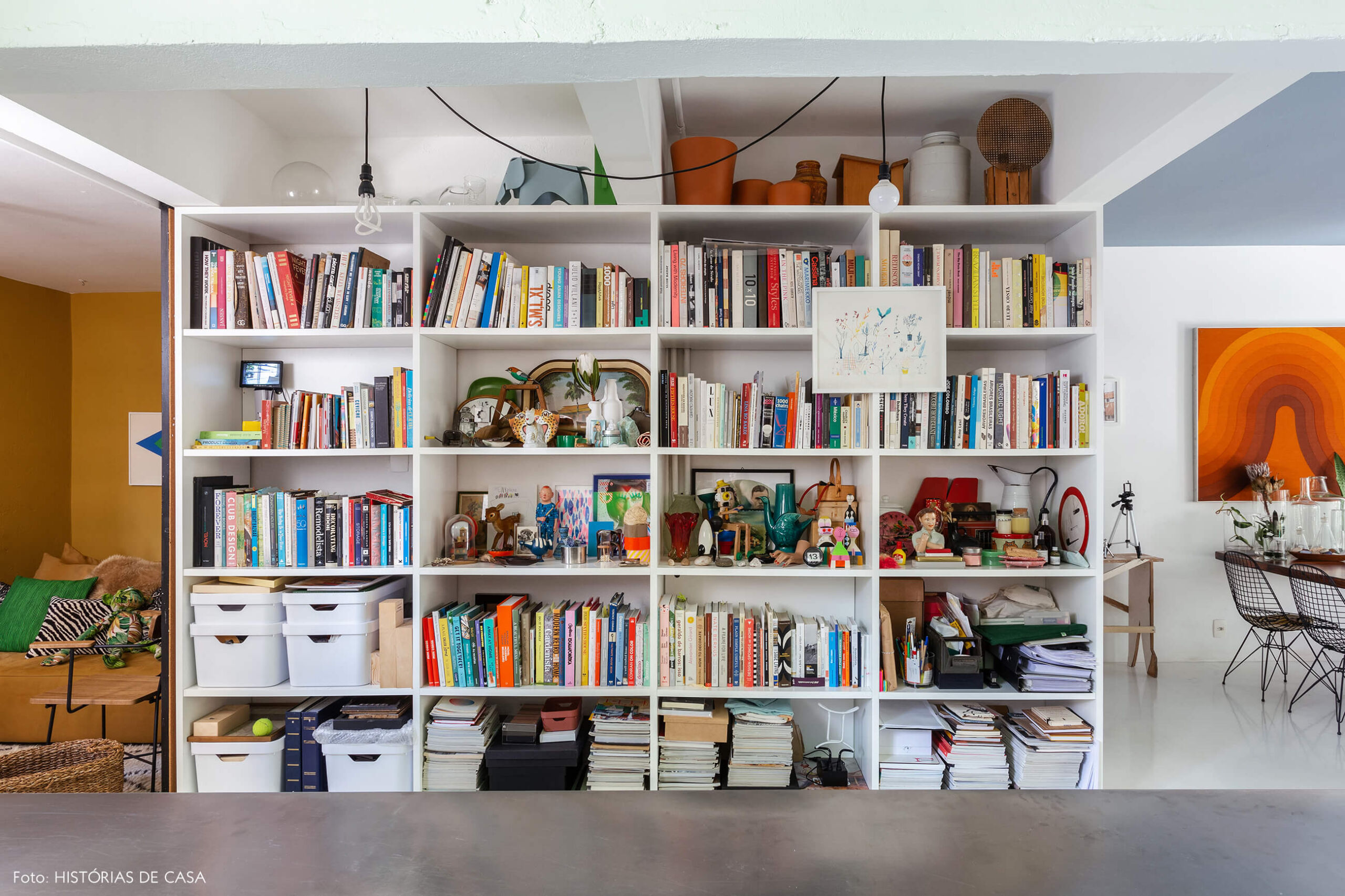 Apartamento do Maurício Arruda, cozinha com estante branca e muitos objetos com histórias