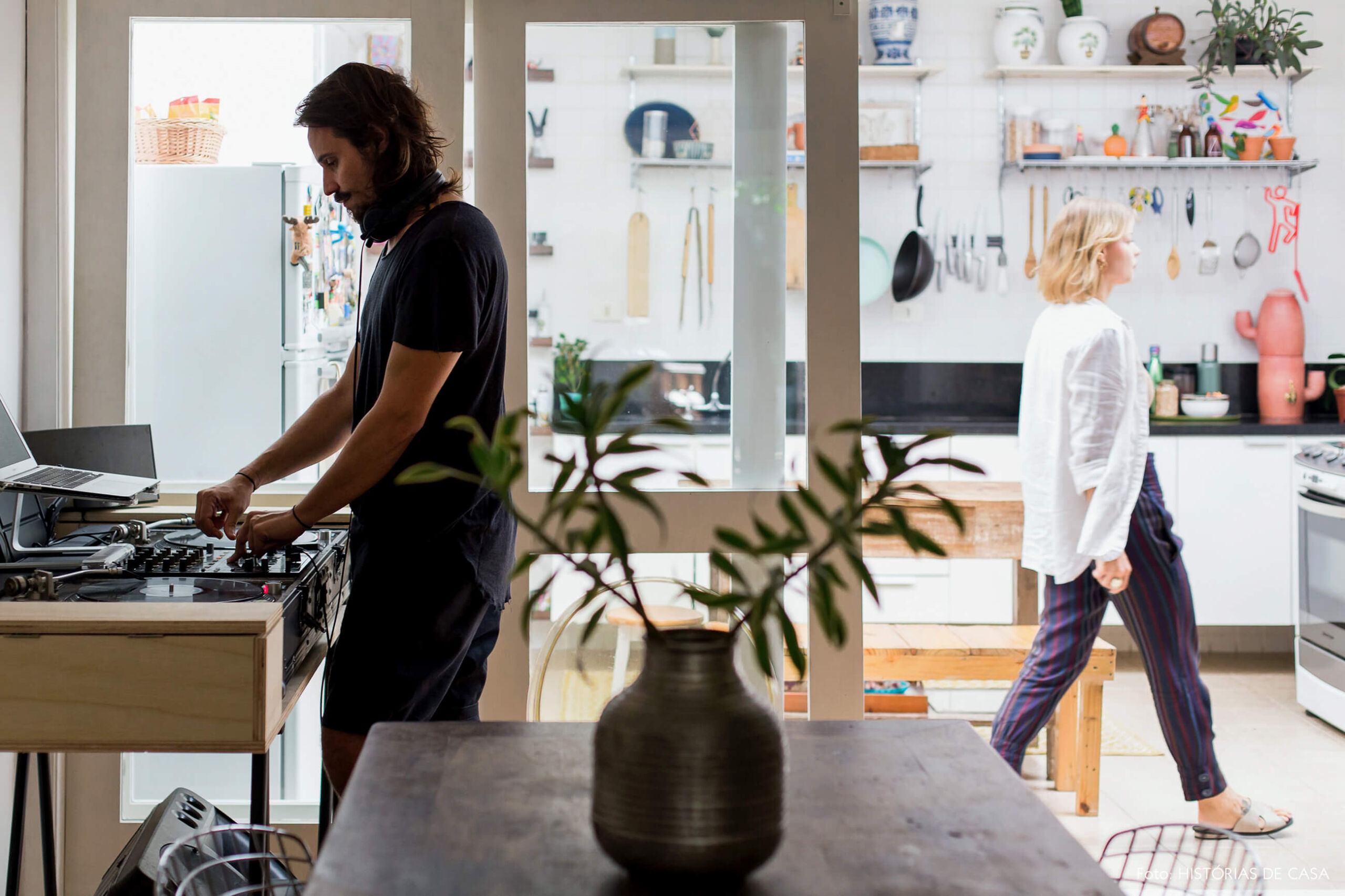 Casa com decoração eclética, sala de jantar com mesa de som para festas