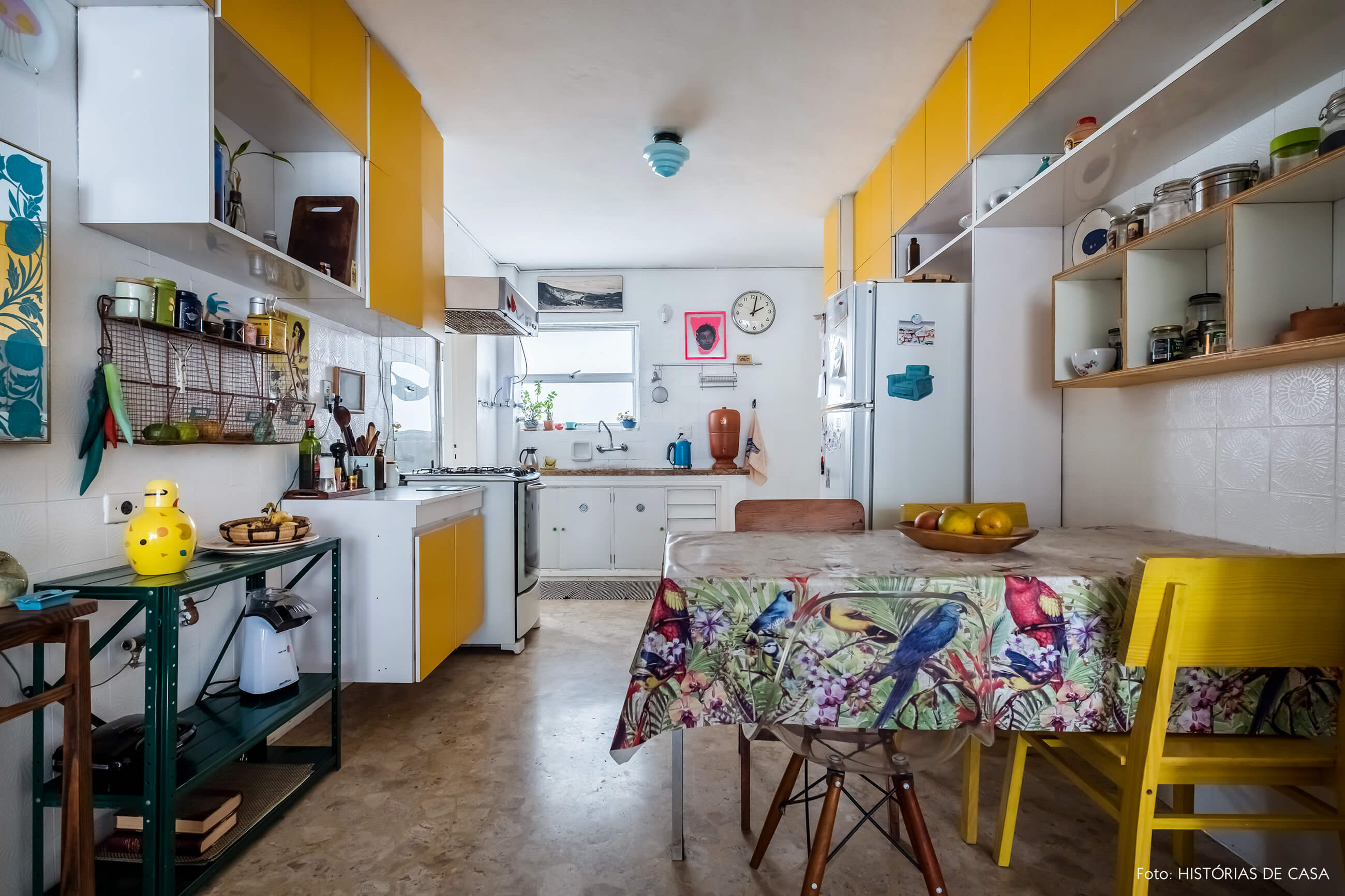 Cozinha antiga com armários amarelos e decoração vintage