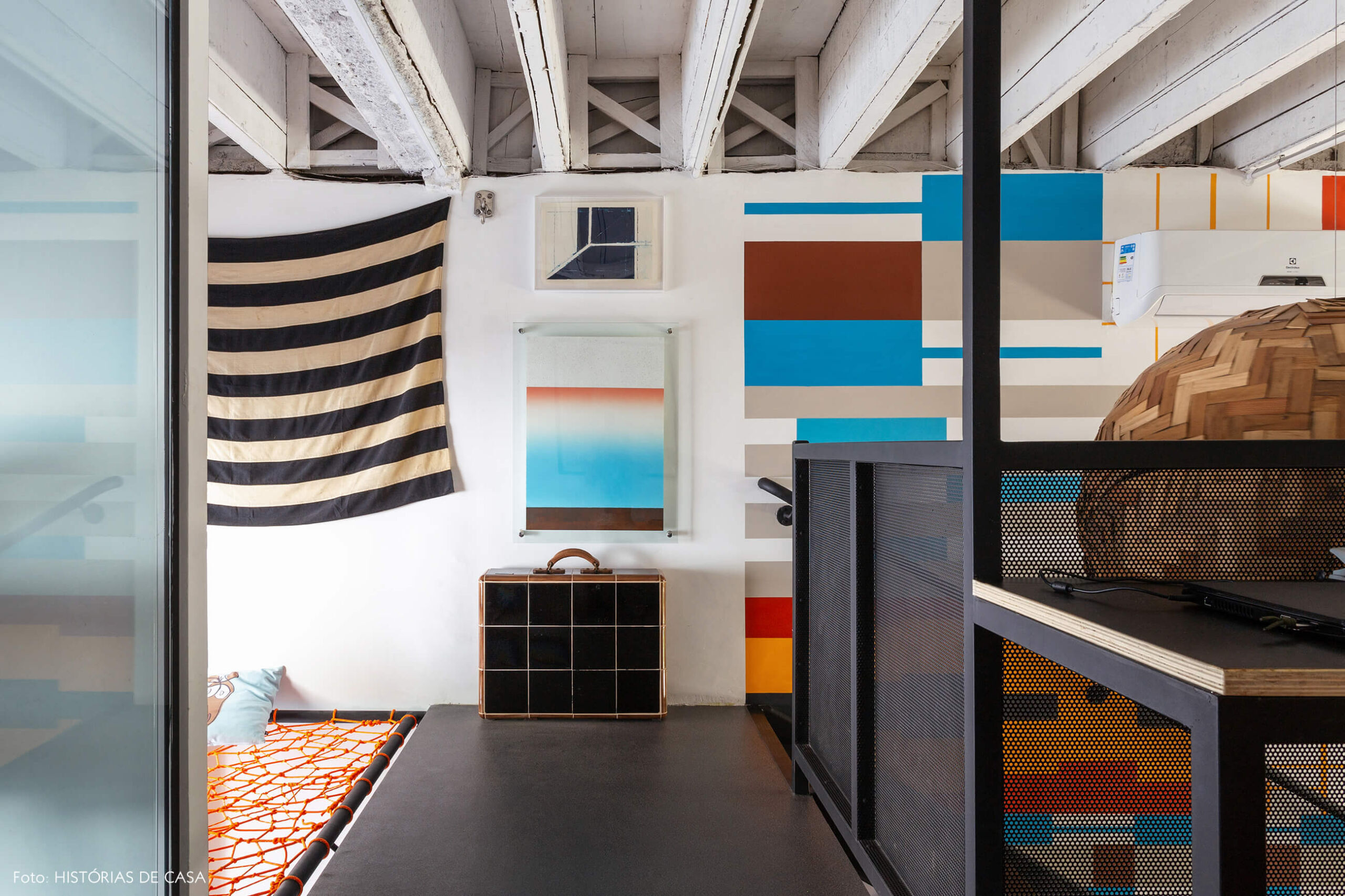 Escritório com área de mezanino e parede de quadros