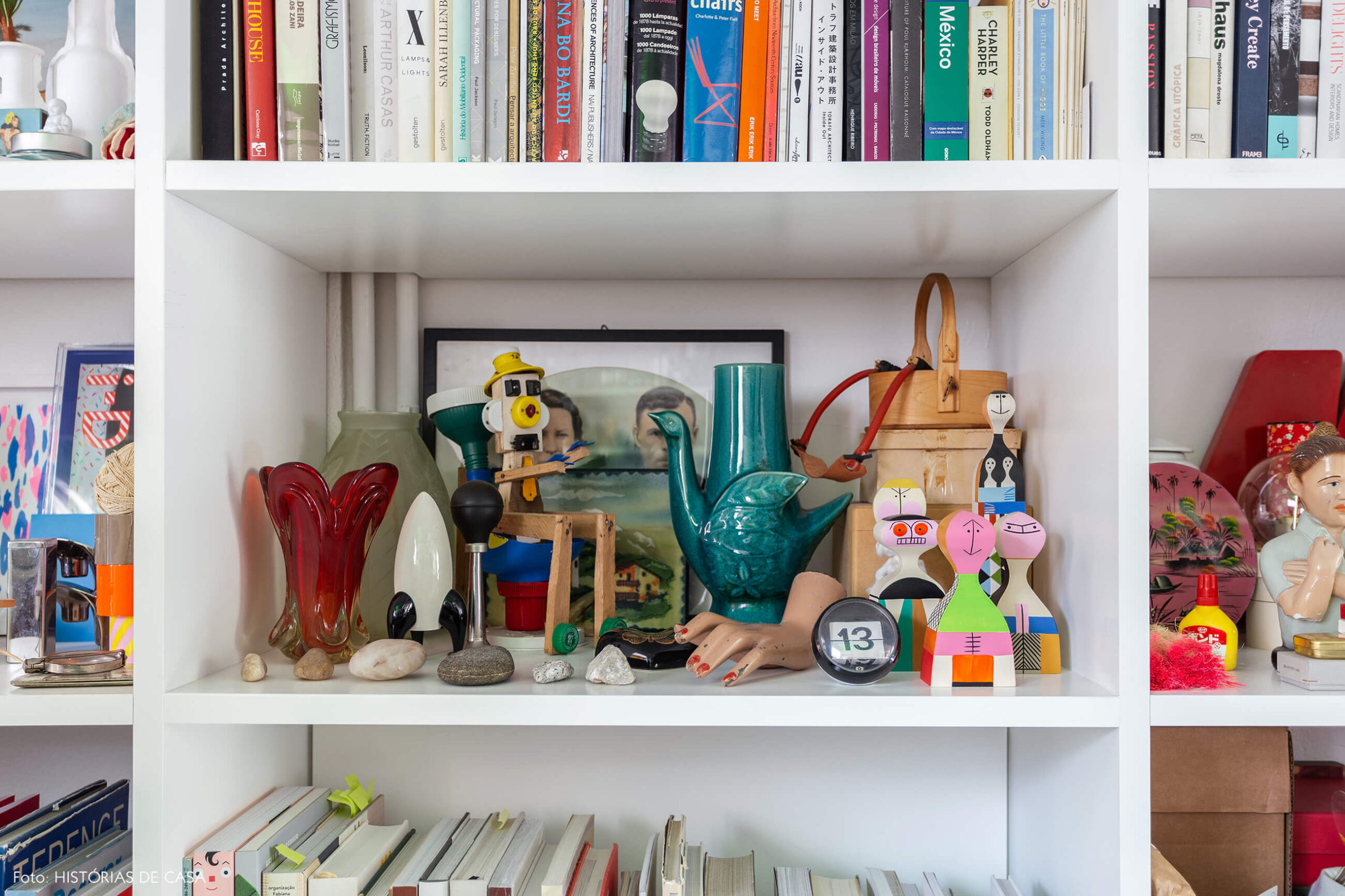 Apartamento do Maurício Arruda, estante com muitos objetos e histórias