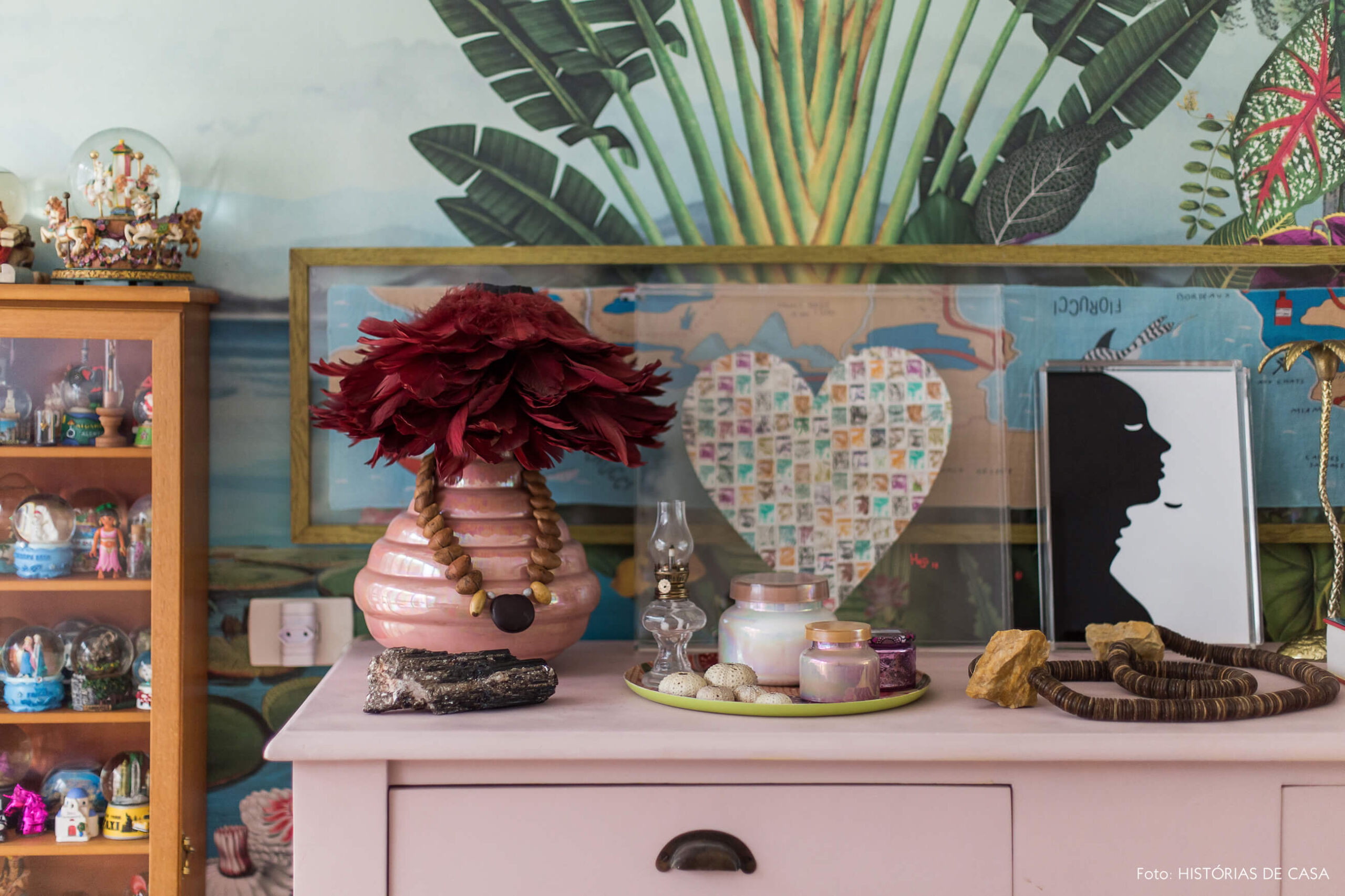 Casa com decoração eclética, papel de parede floresta da marca branco.