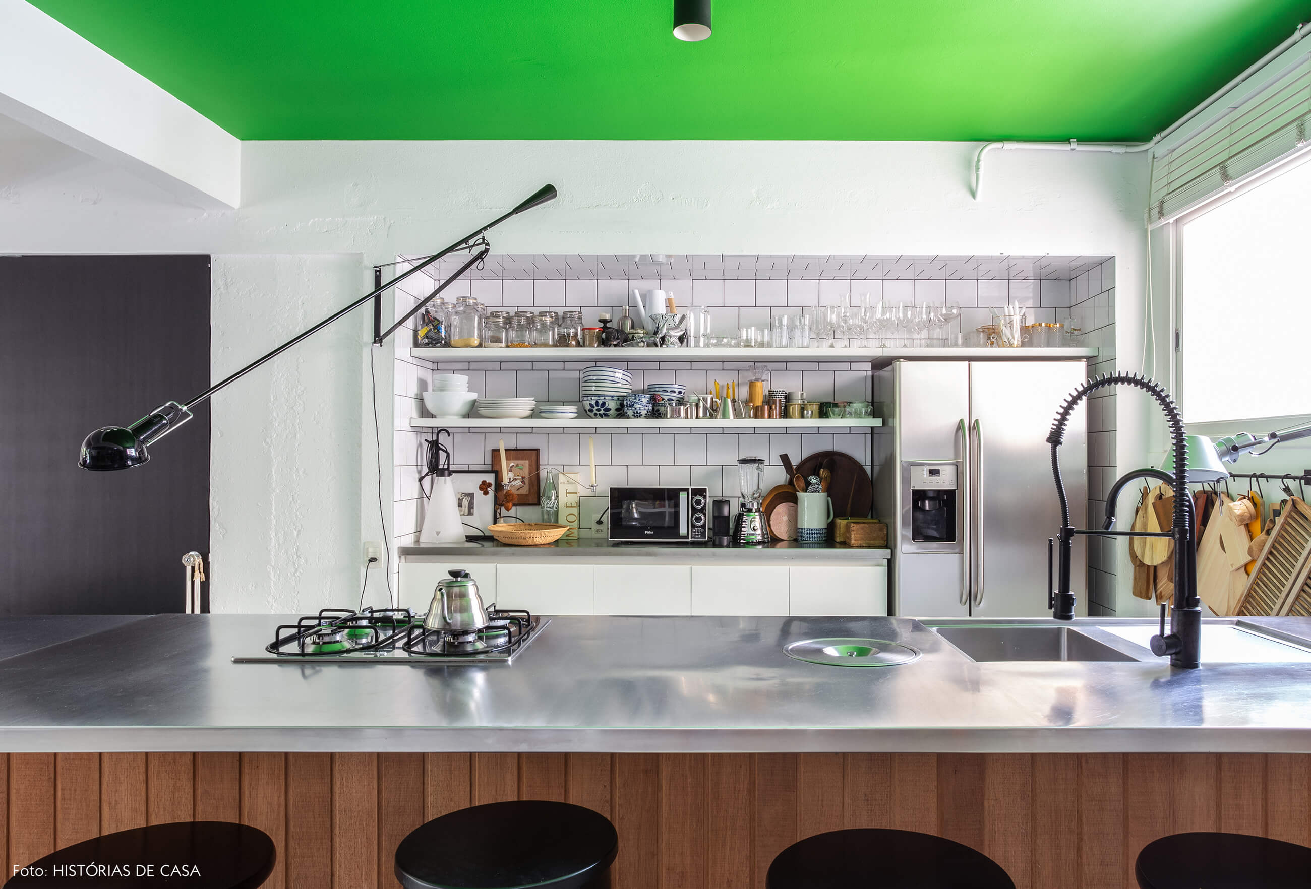 Apartamento do Maurício Arruda, cozinha com ilha de madeira e inox, e teto pintado de verde