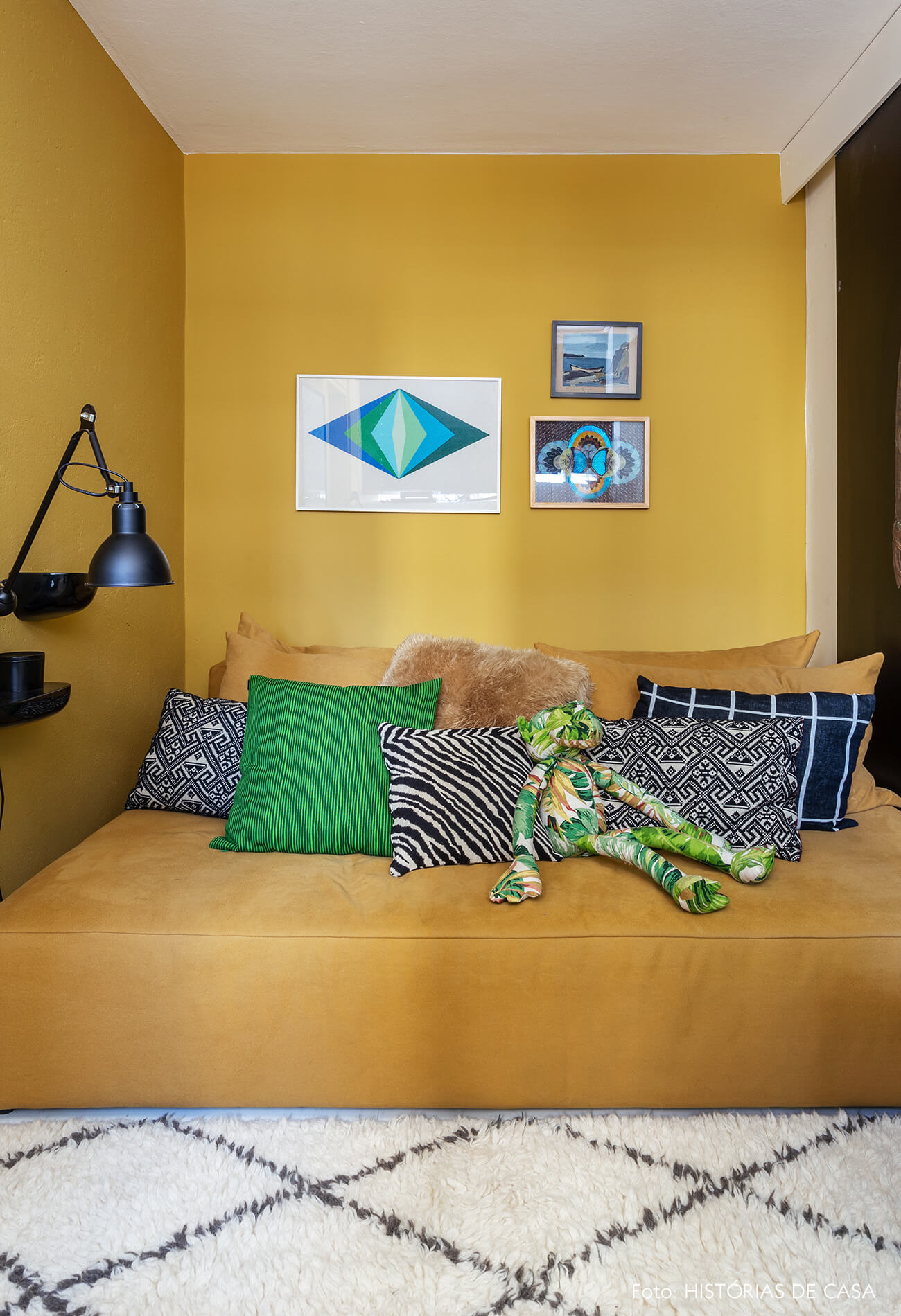 A casa do Maurício Arruda, sala com paredes coloridas, tom mostarda