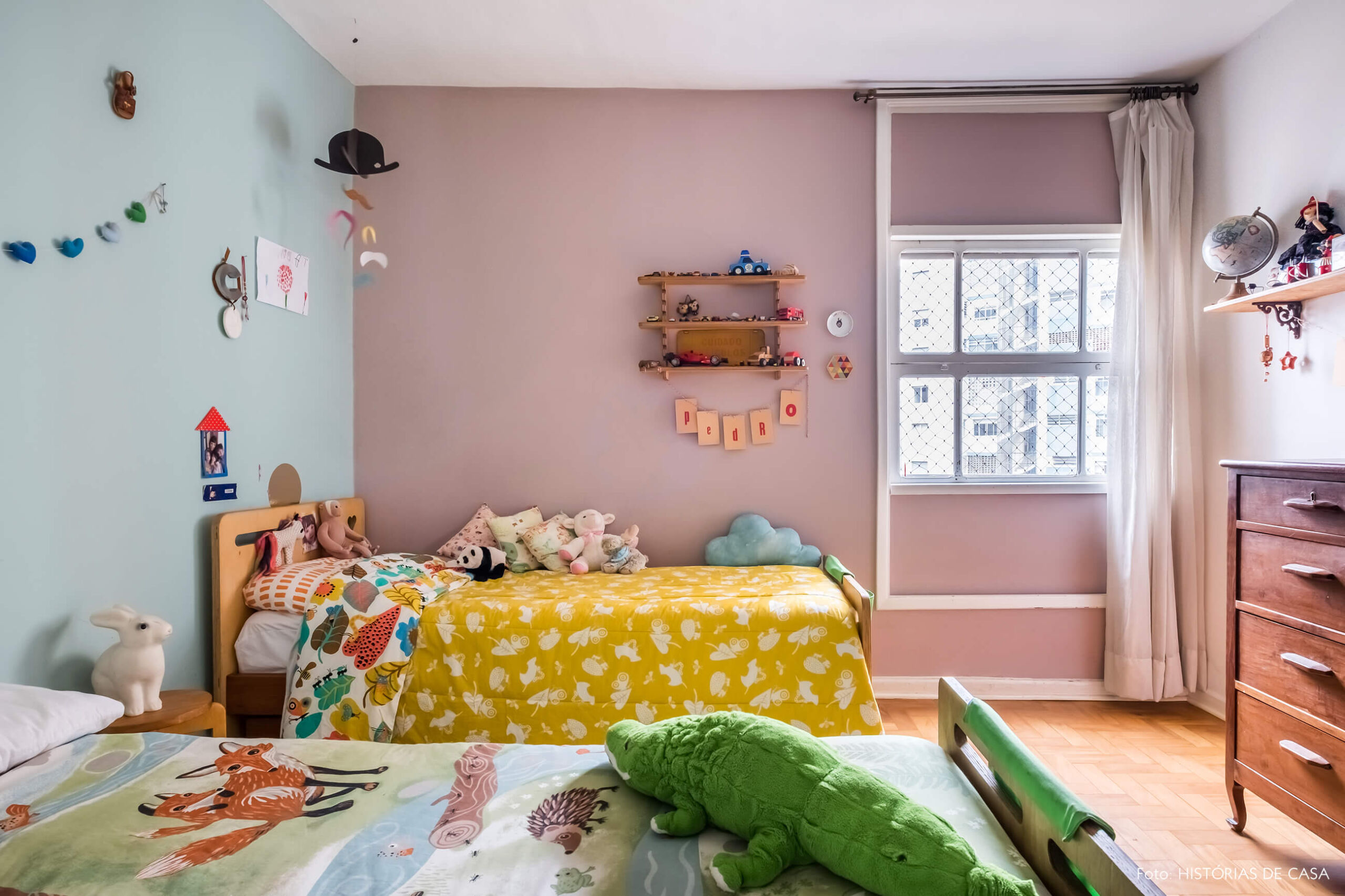 Quarto de criança com paredes coloridas e acessórios divertidos