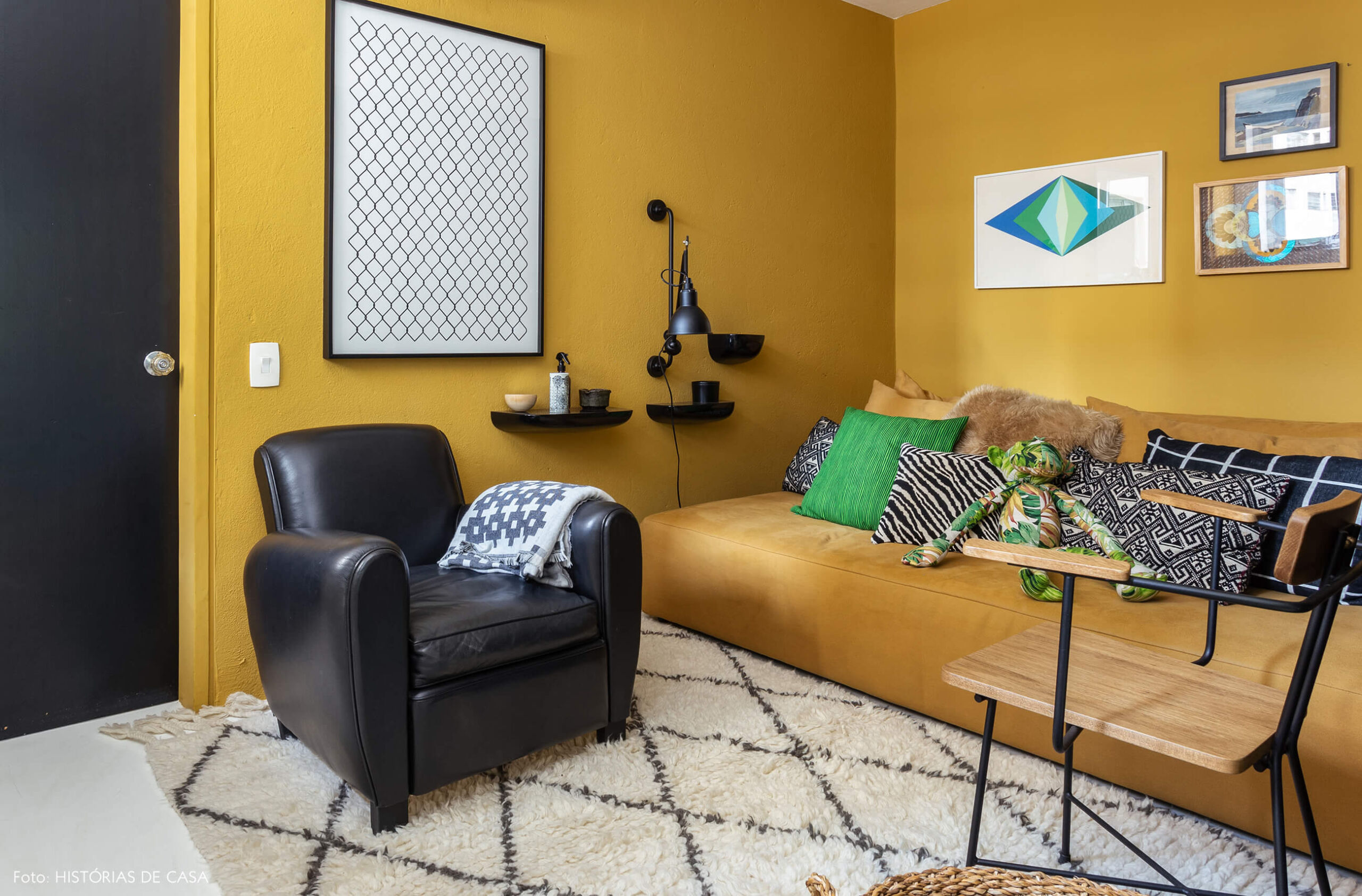 A casa do Maurício Arruda, sala com paredes coloridas, tom mostarda