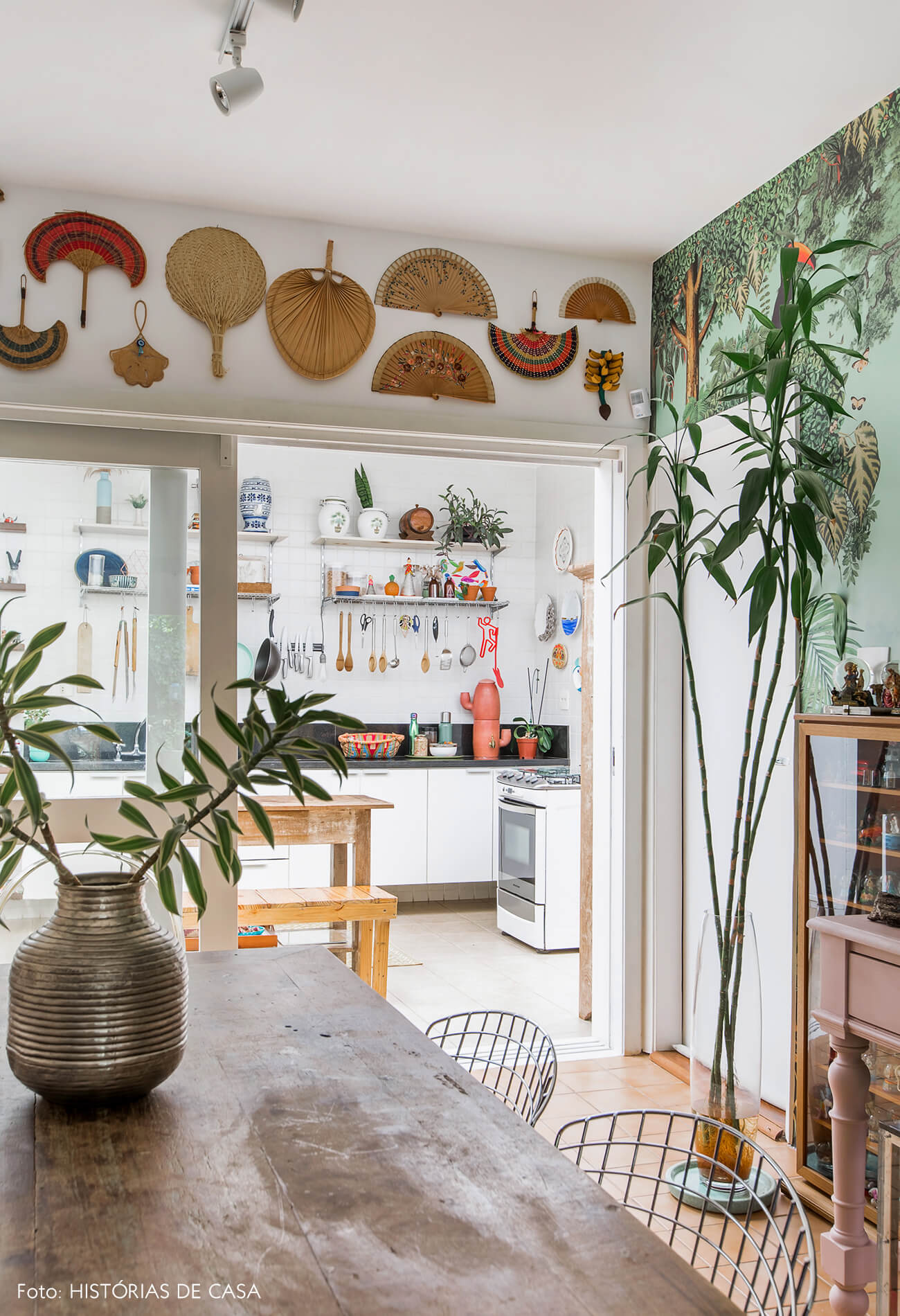 Casa com cozinha integrada à sala por portas de correr de vidro