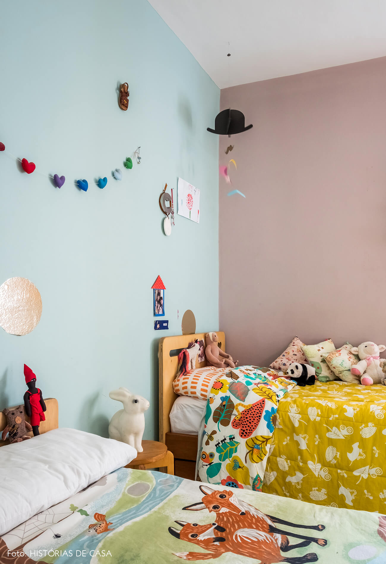 Quarto de criança com paredes coloridas e acessórios divertidos