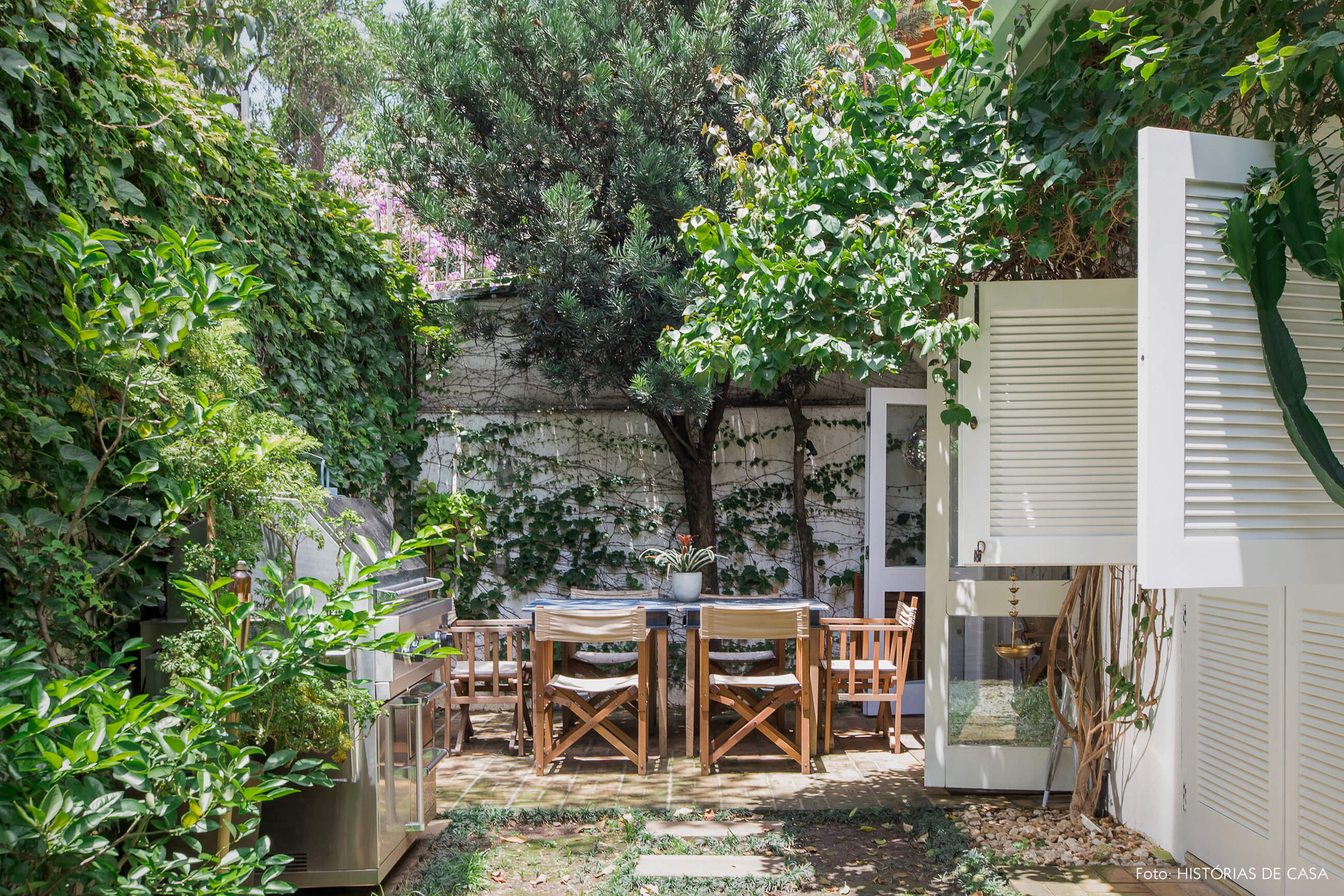 Casa com jardim e árvores no quintal