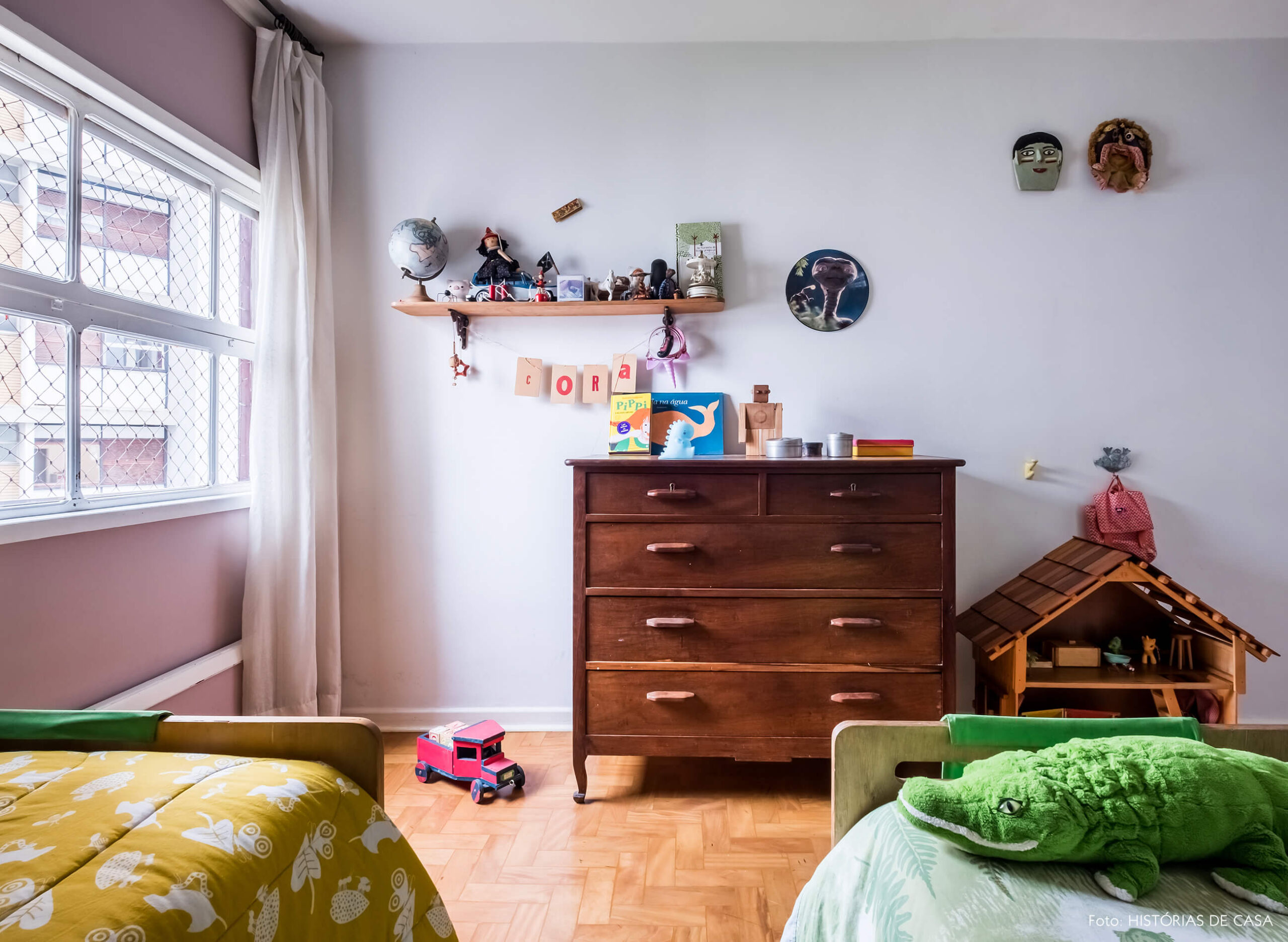 Quarto de criança com paredes coloridas e acessórios divertidos