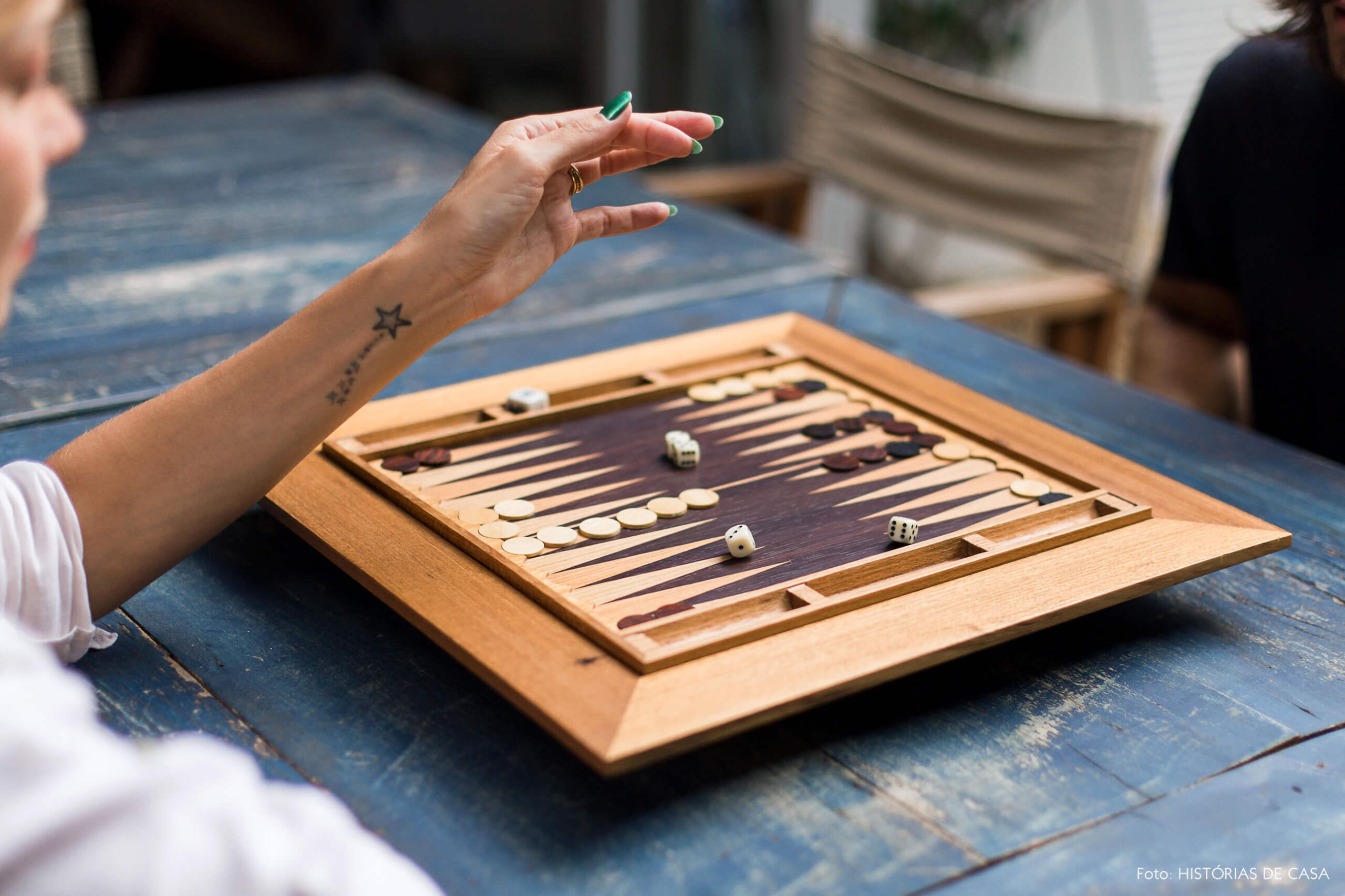 Casa com jardim e mesa de madeira ao ar livre