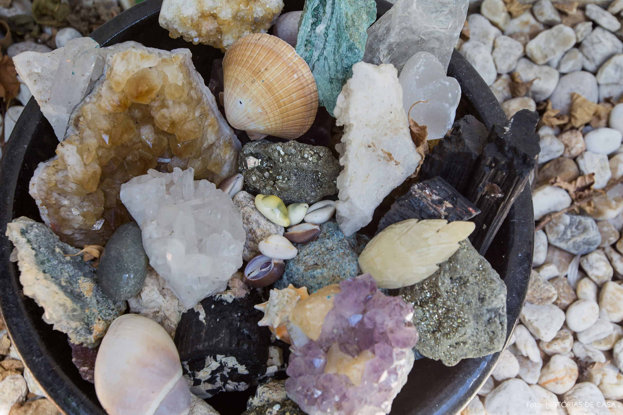 Casa com jardim e bowl com cristais